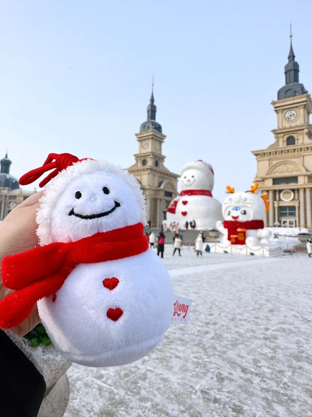 不少遊客帶上哈爾濱露天「微笑」大雪人同款毛絨玩偶來和大雪人「真身」打卡拍照,場面趣緻。(圖片來源:大漂亮@小紅書)