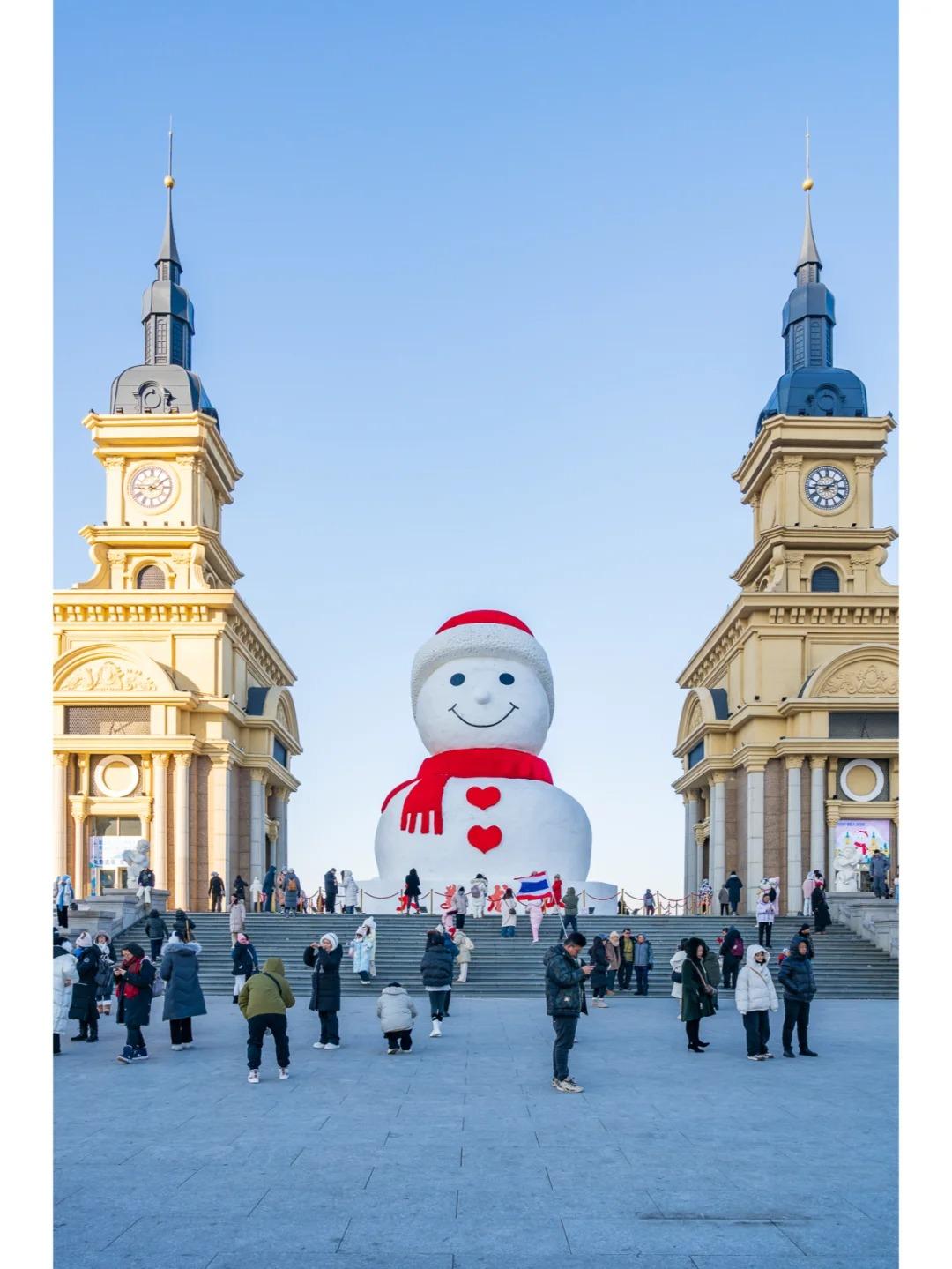 今年的露天大雪人,高約18米,寬13米,厚度約9米,用雪量約2,000立方米,是哈爾濱目前最大單體雪雕之一。(圖片來源:極攝@小紅書)