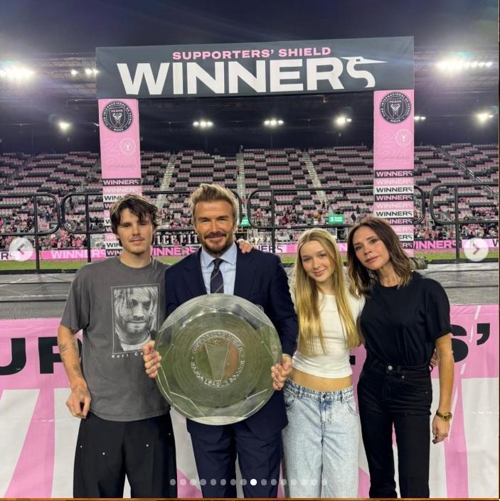 碧咸帶著家人捧盃。