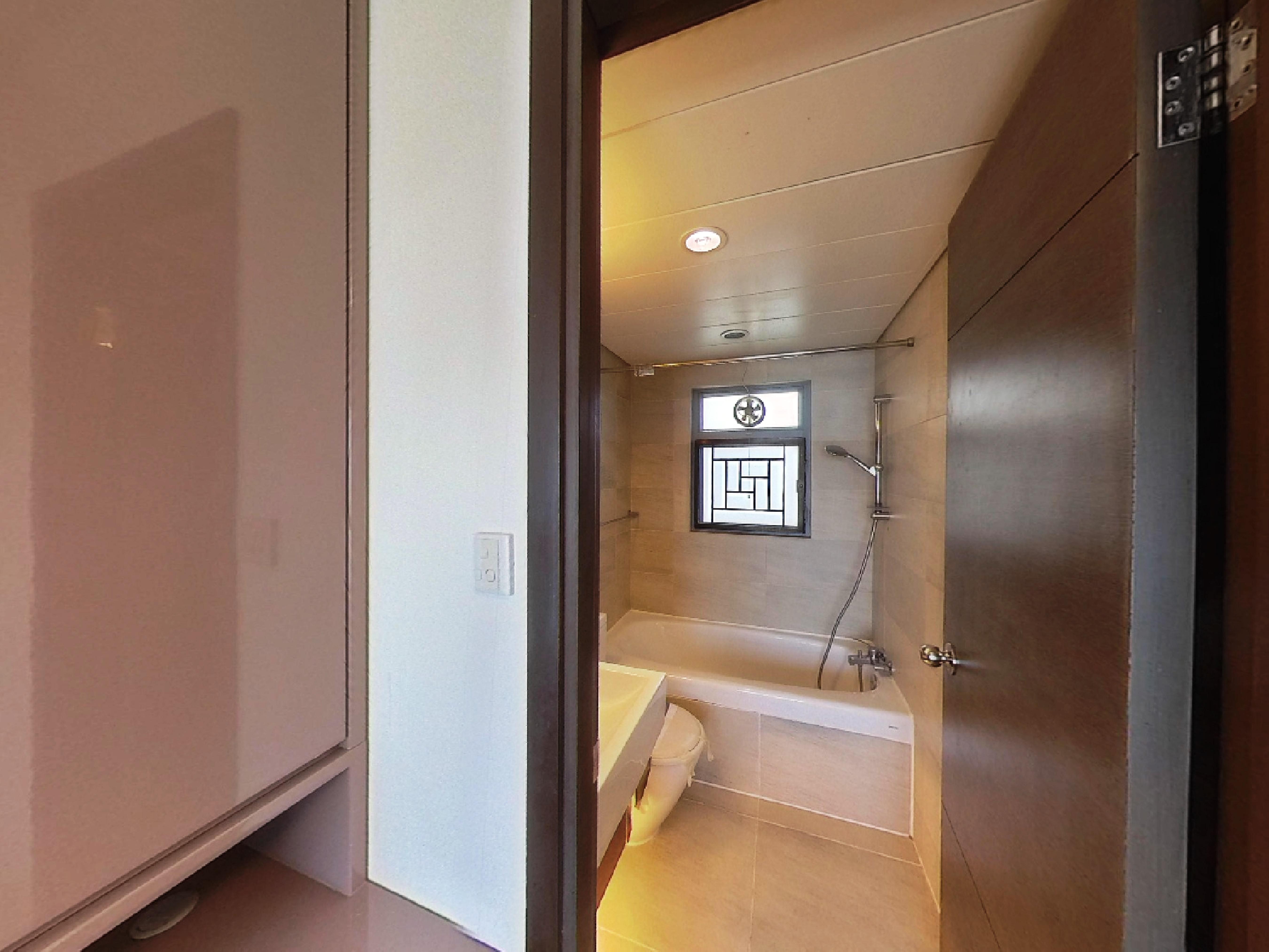 單位為三房連套房間隔。