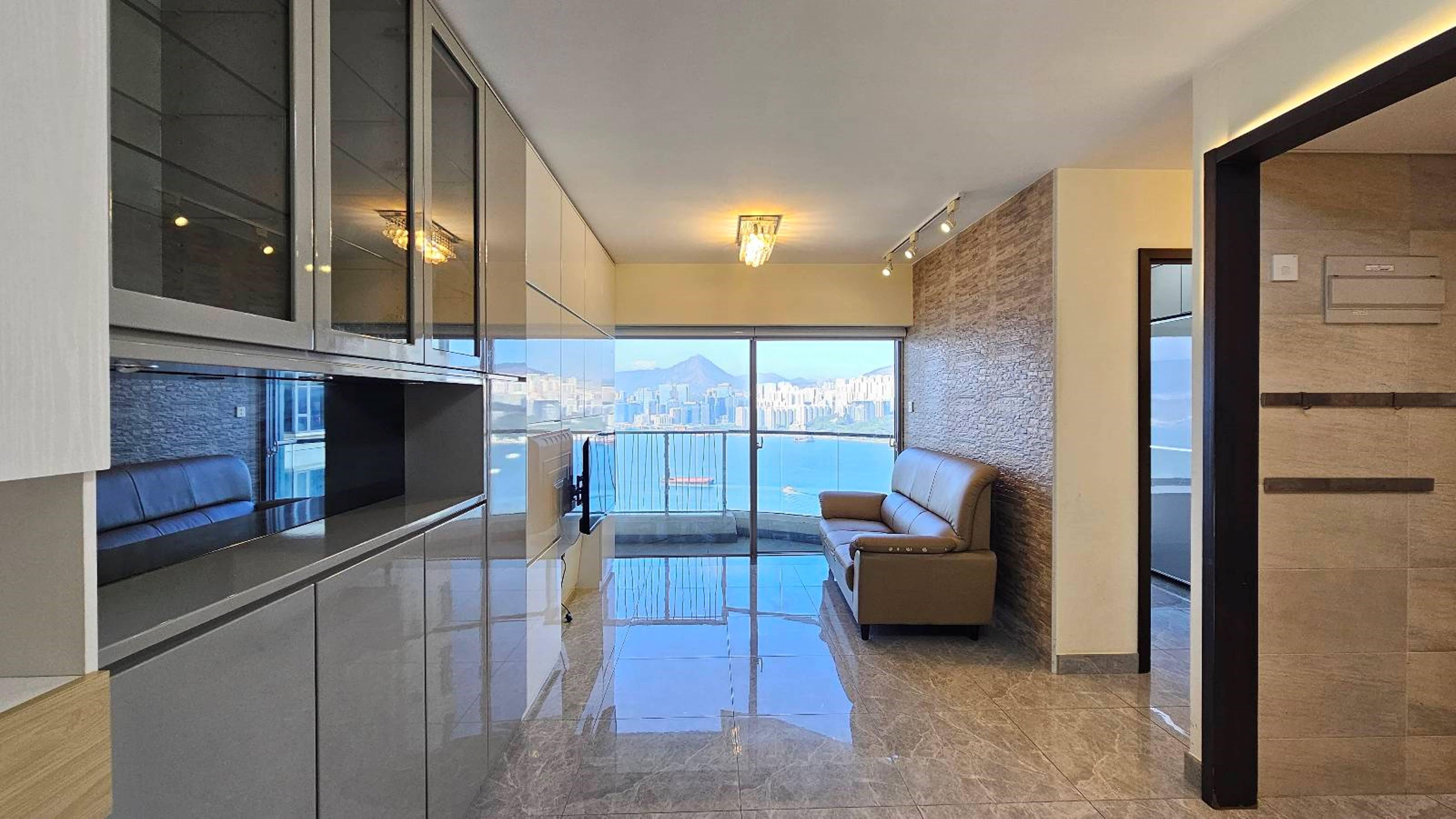 長方形大廳外接露台,全屋光猛開揚。