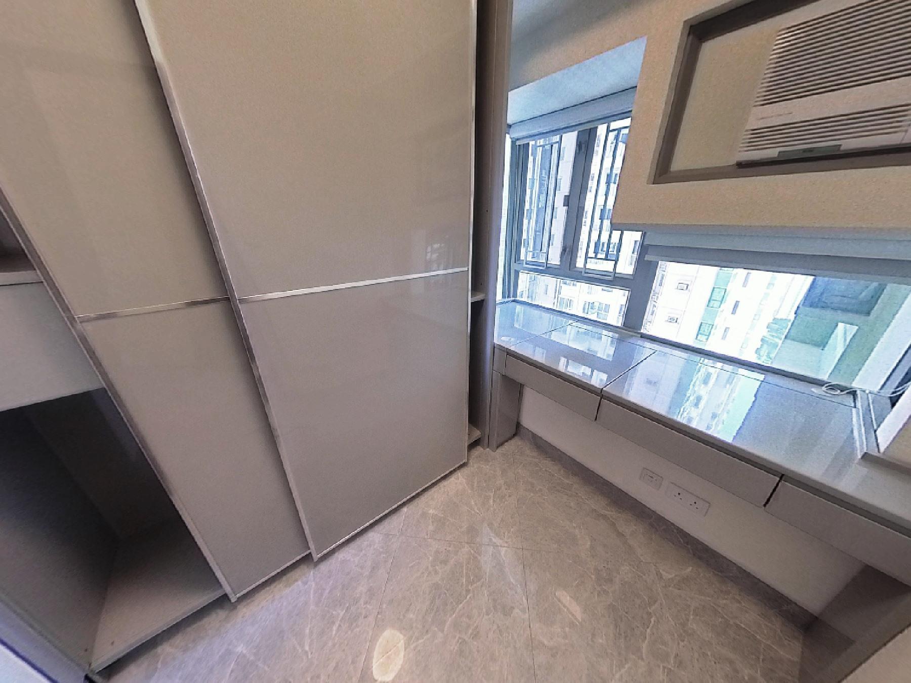 每間睡房均設有大衣櫃,收納空間足。