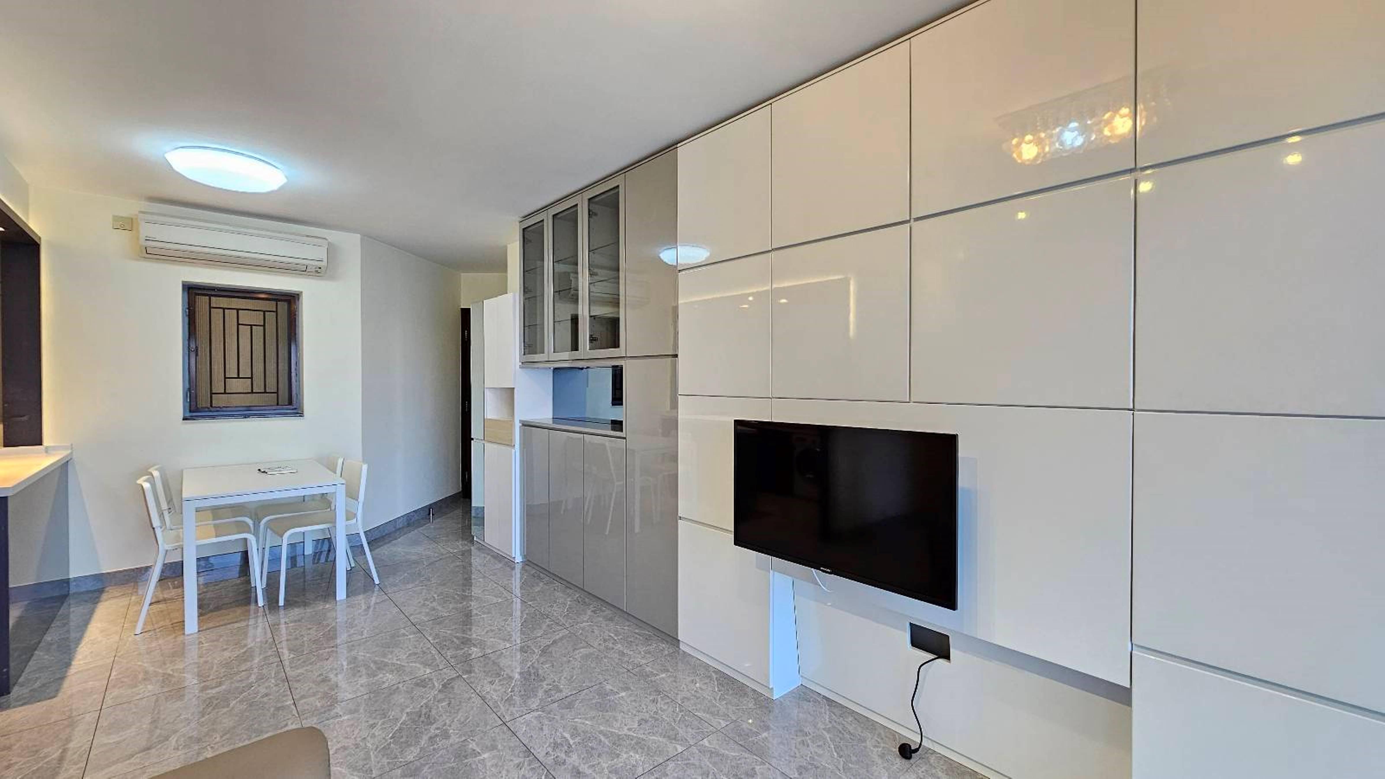 大廳設有不少收納櫃,相當新淨。