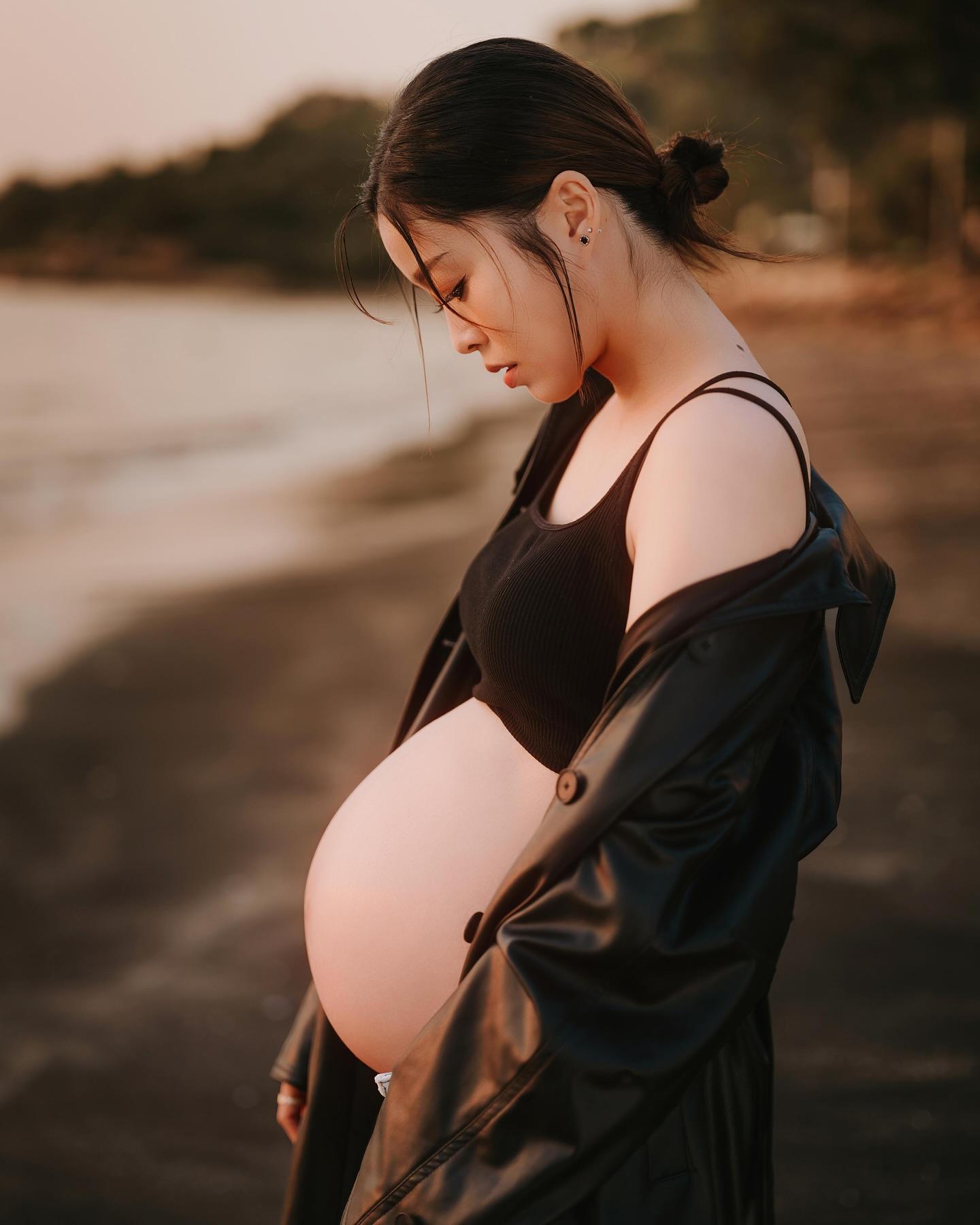 賴慰玲在海邊觀賞日落時拍下懷孕美照。