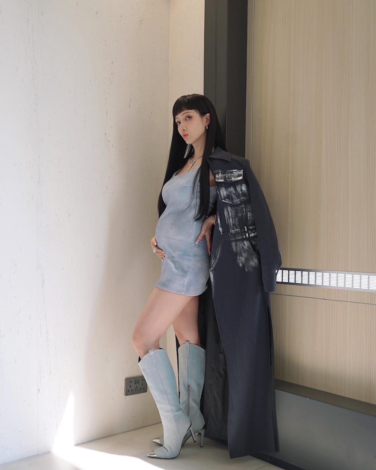 王君馨的孕照,最有舞台感。