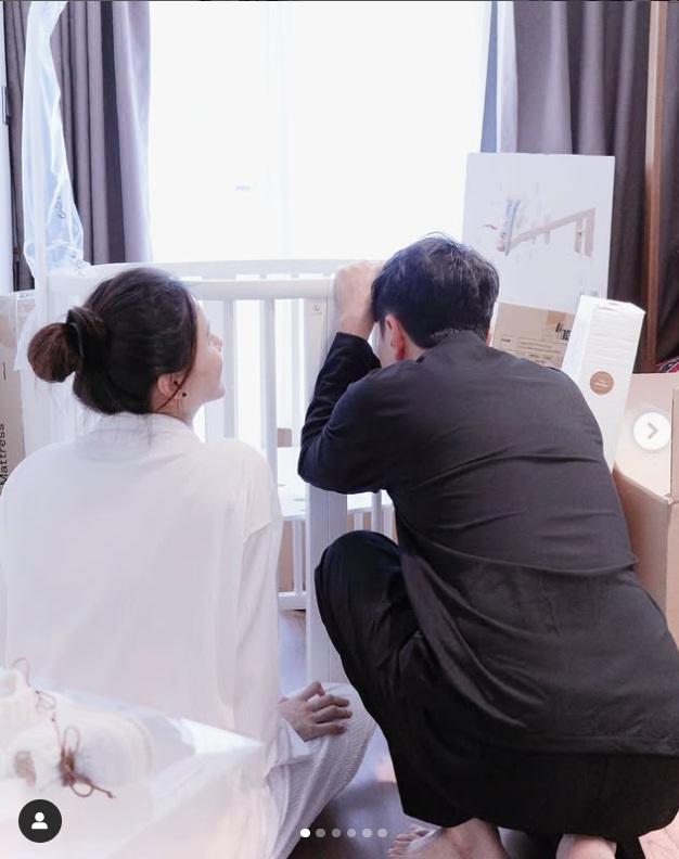 翠如與蕭正楠正在為BB砌新床。