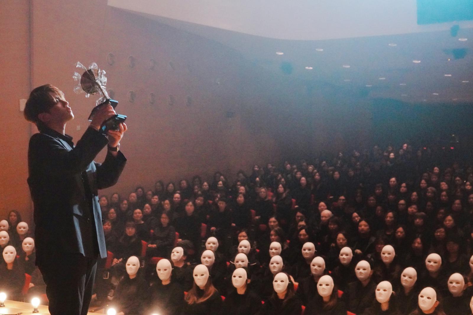 姜濤推出本年度首支派台歌《白果》,MV動員900位姜糖拍攝。