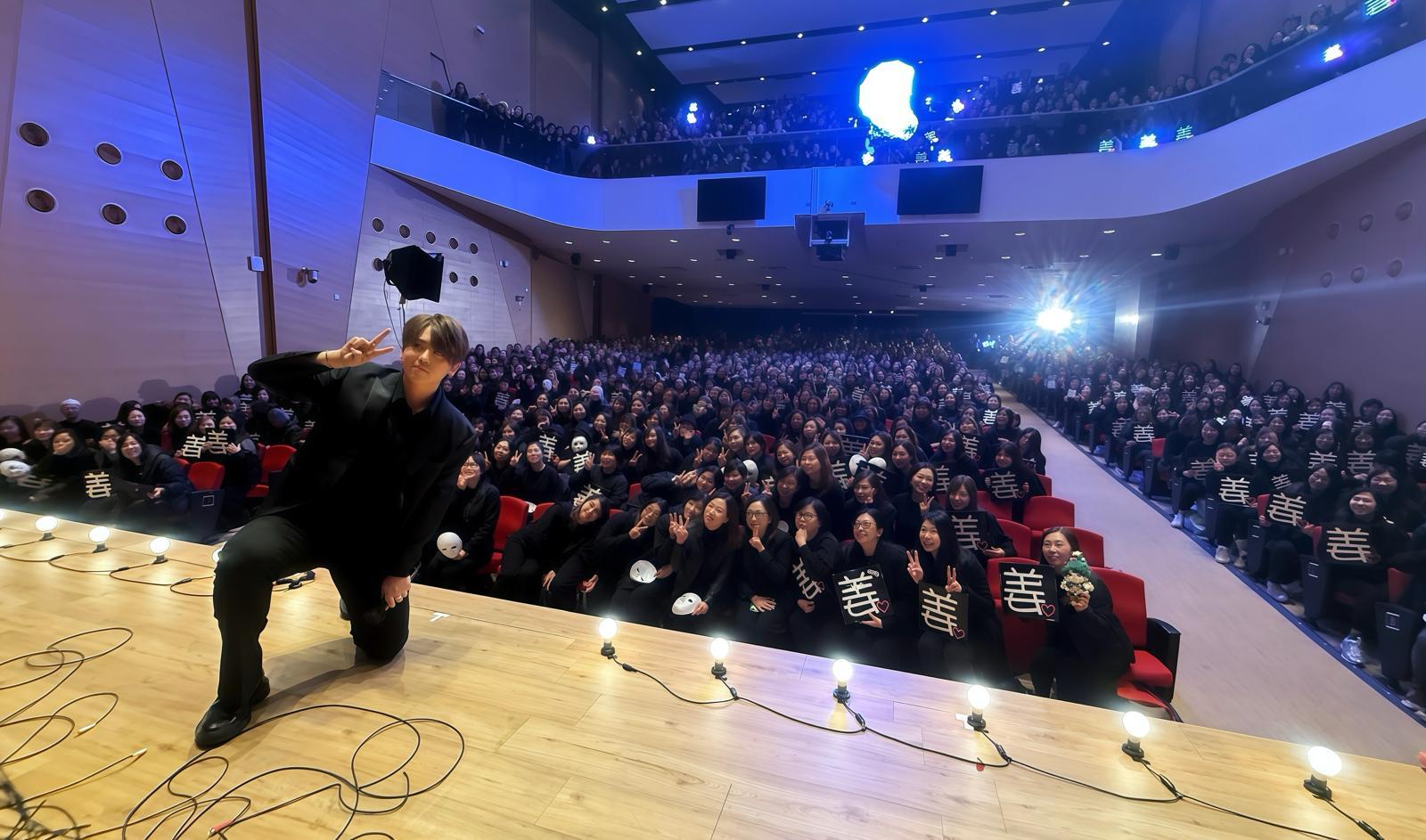 姜濤推出本年度首支派台歌《白果》,MV動員900位姜糖拍攝。