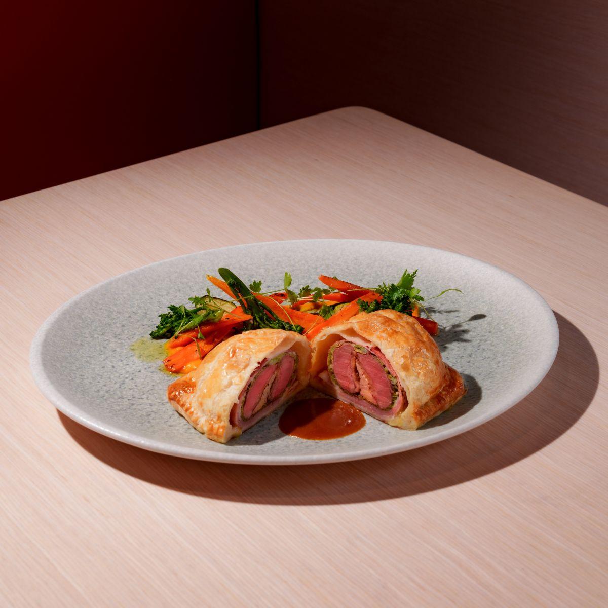 威靈頓乳鴿卷 $328 已去骨「頂鴿」胸肉質細膩,外層酥脆散發牛油香。