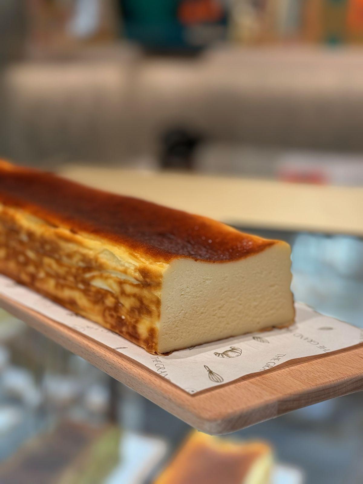 巴斯克芝士蛋糕 $45/100g 口味有西西里開心果,本地蜂蜜、馬達加斯加雲呢拿、法芙娜黑朱古力、北海道南瓜、日本丸久小山園青嵐抹茶、日本九鬼芝麻。