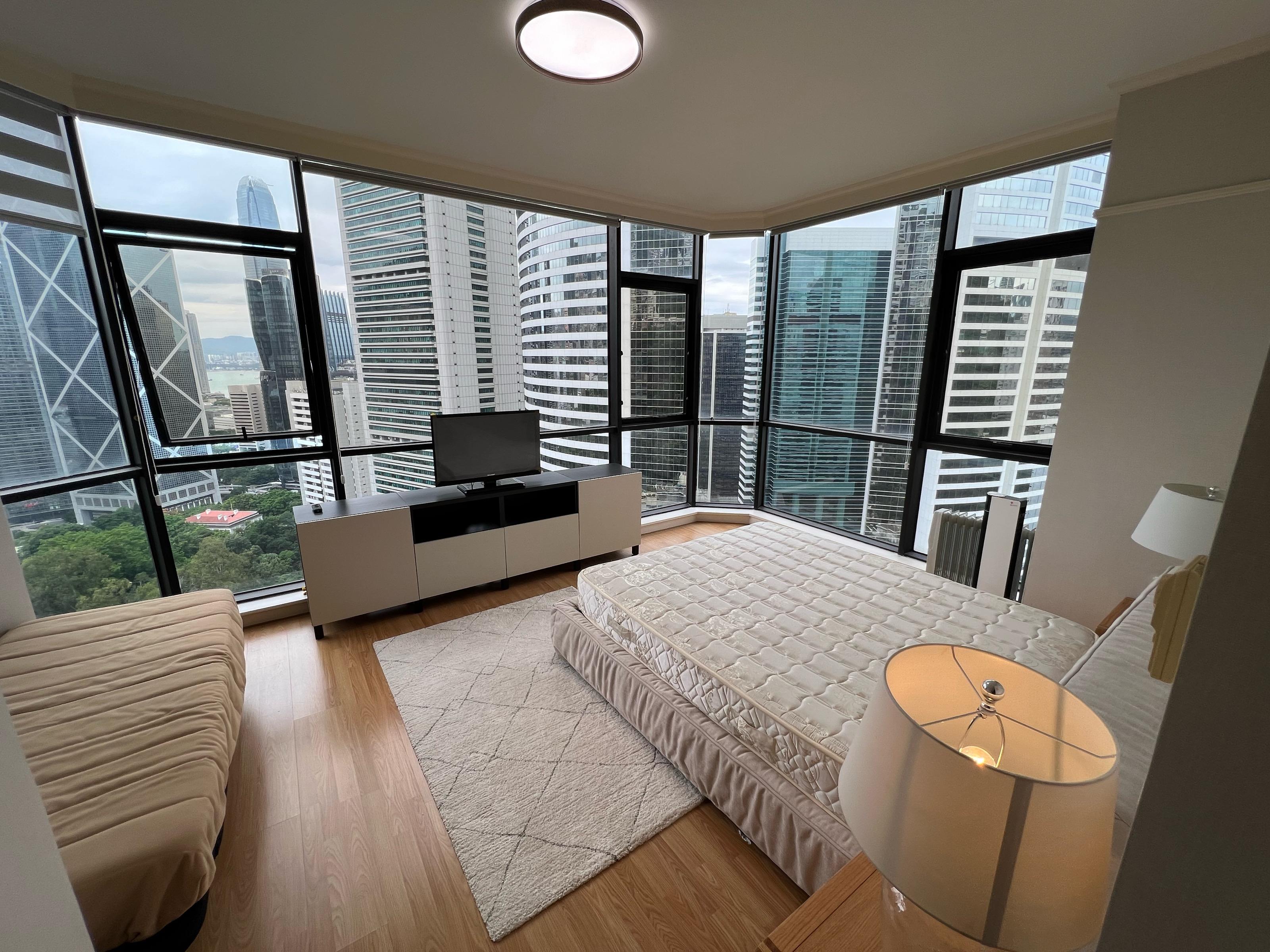 可三邊下床的主人套房,設有大落地玻璃窗,外望中環都會景及少許海景。