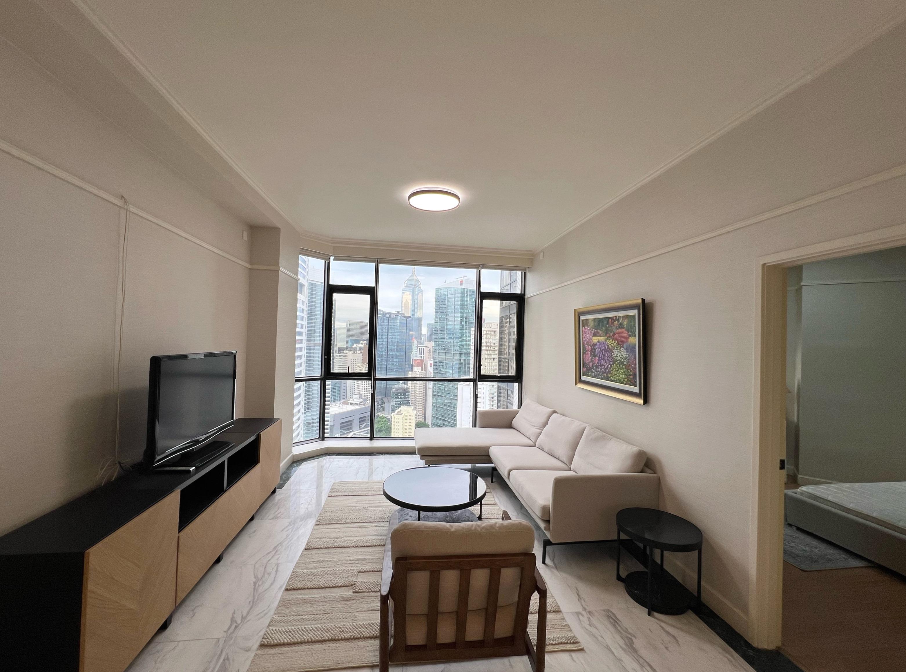 大廳採落地玻璃設計,室內採光度高。