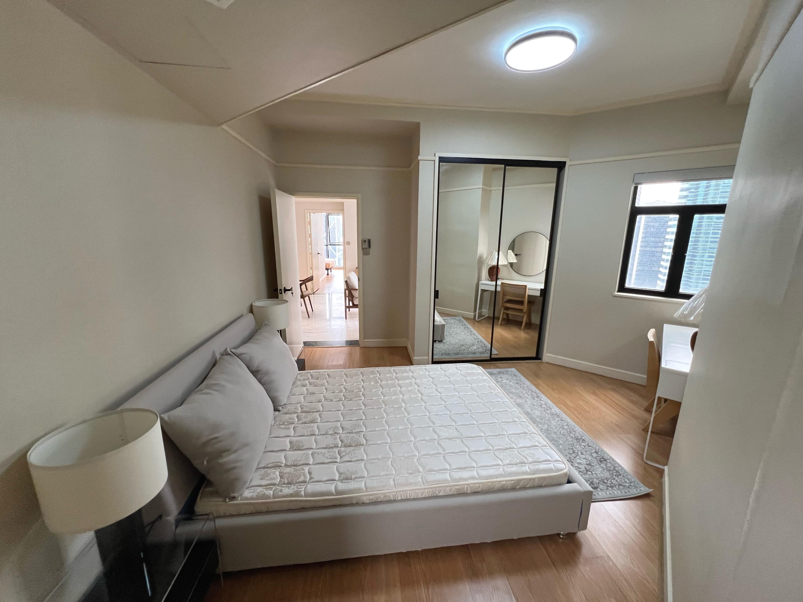 單位採兩房設計,另一間睡房面積亦闊大。