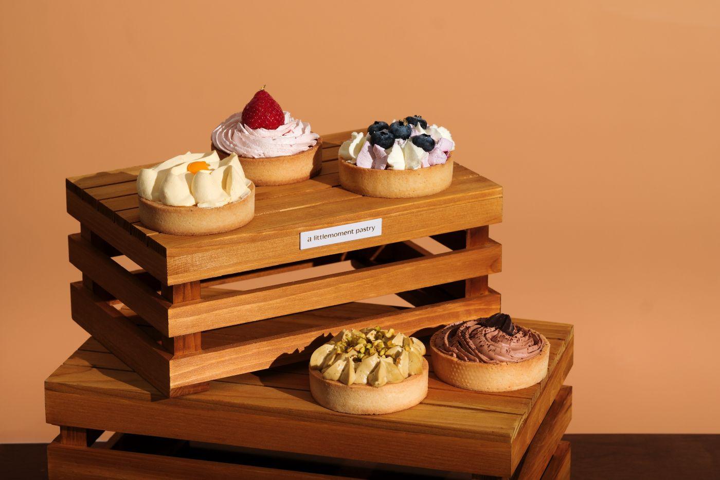 手工撻系列包括清香檸檬柚子、輕盈草莓乳酪、新鮮藍莓、超級開心果、法國Valrhona黑朱古力(每件$43起)