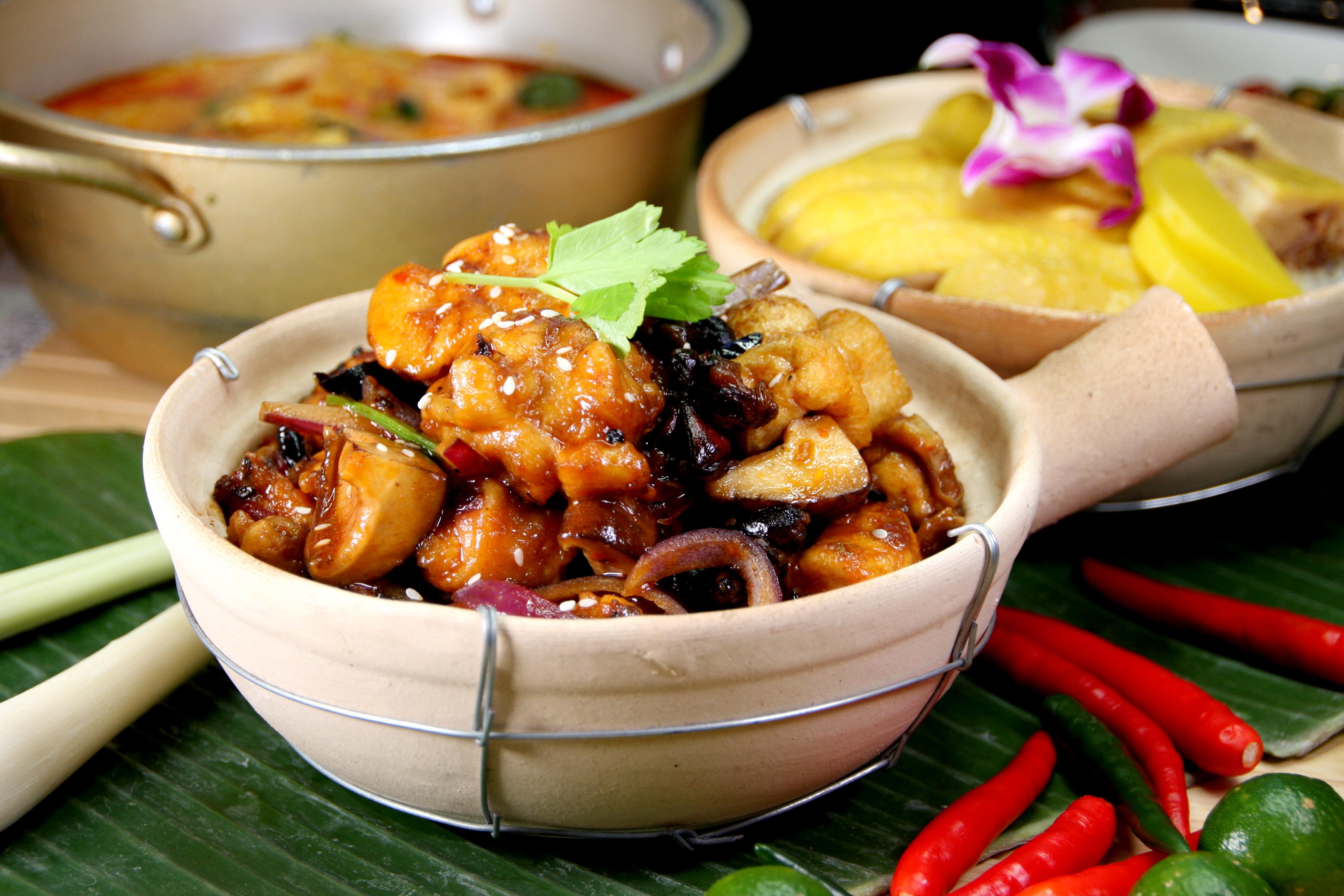 招牌泰金雞煲仔飯