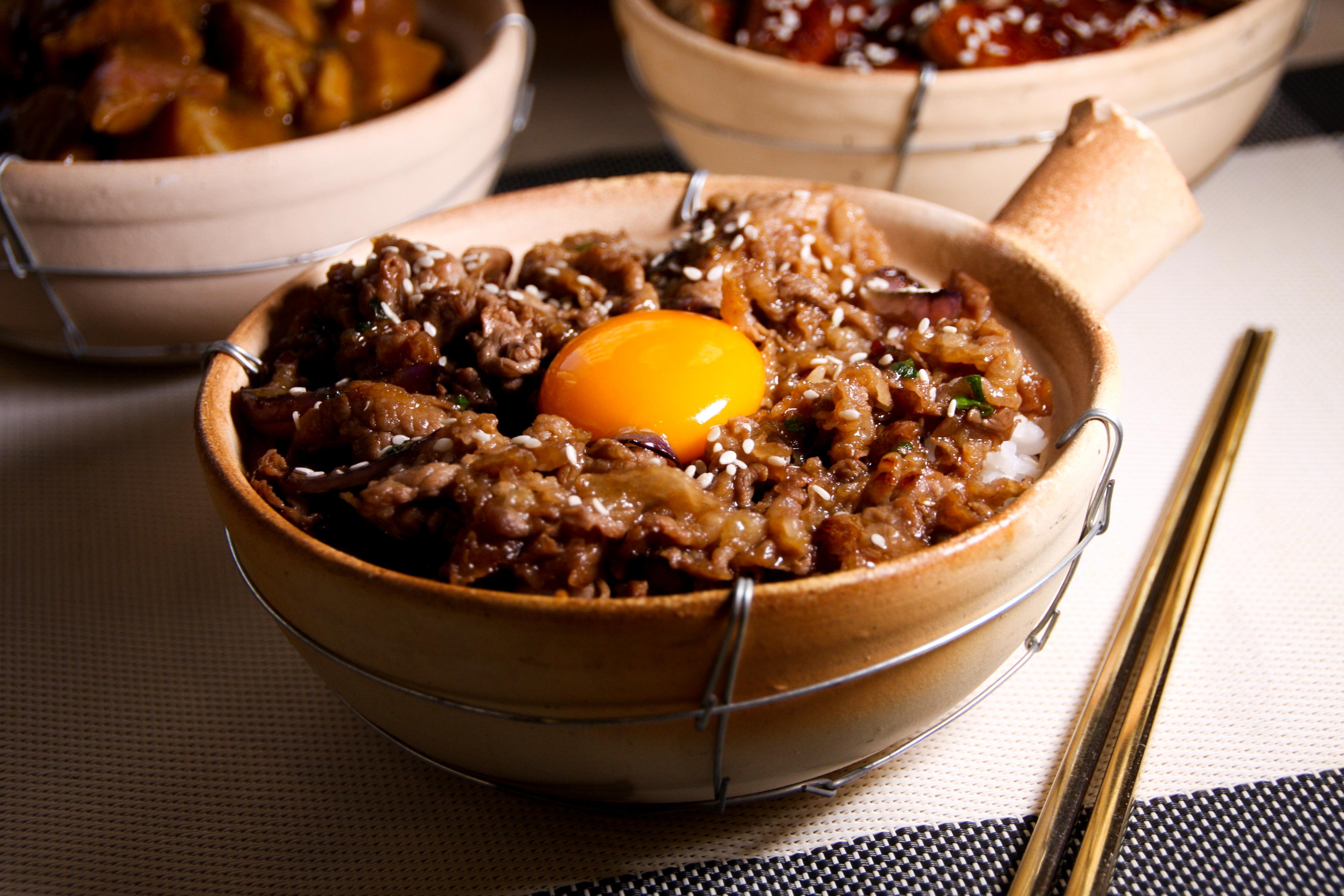 日式月見爆瀉牛肉煲仔飯