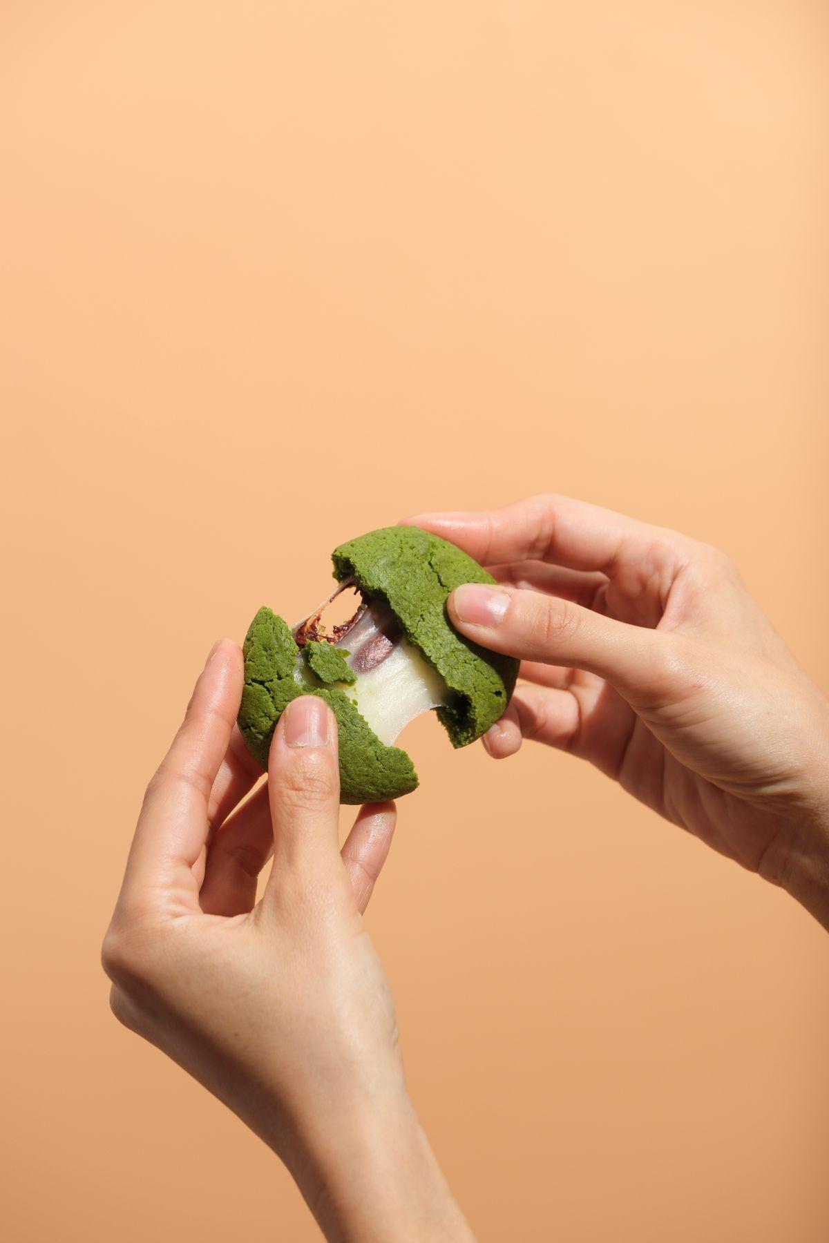 麻糬曲奇須存放於-18度冰箱,食用前先加熱。