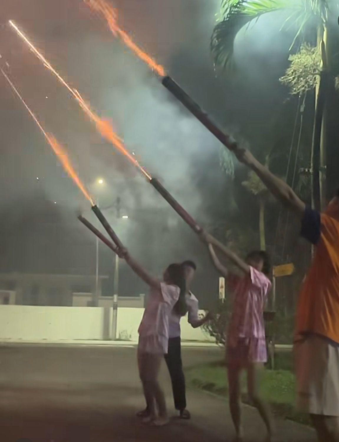 林明禎日前一家人齊放煙花。