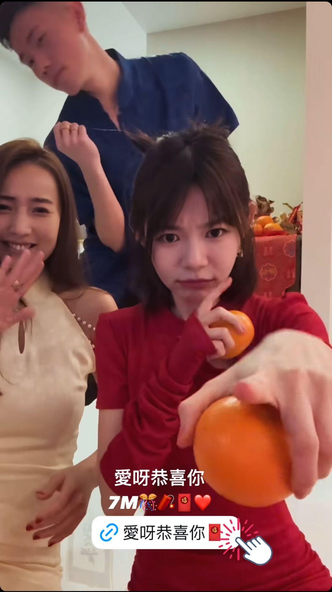 林明禎孖家姐、細佬喪跳自己的賀年歌。