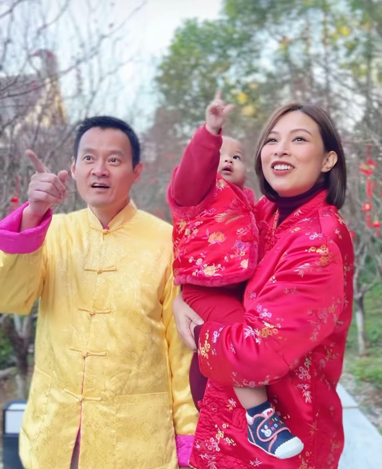 朱慧敏與老公抱囡囡溫馨拜年。