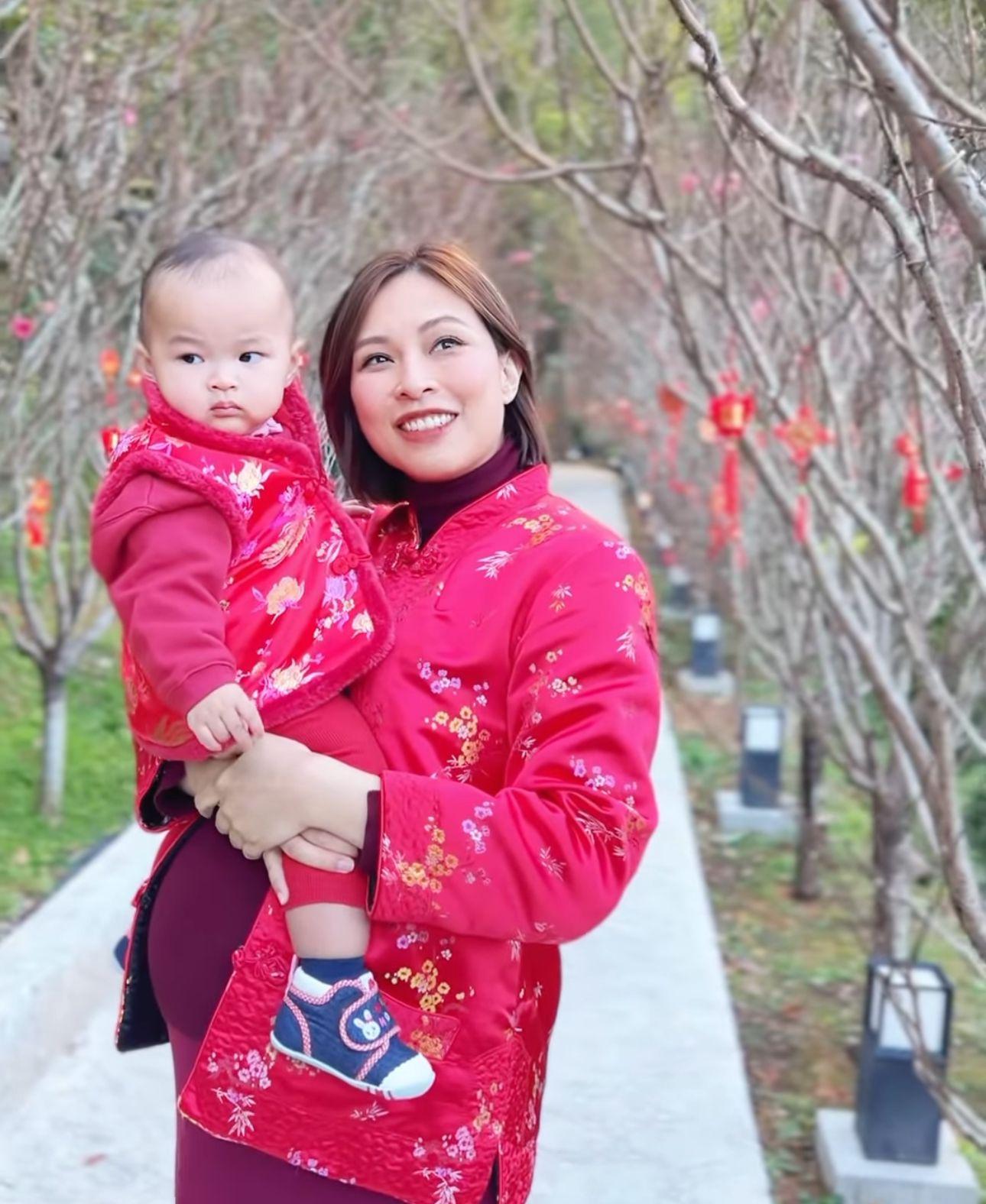 43歲朱慧敏三年抱兩!