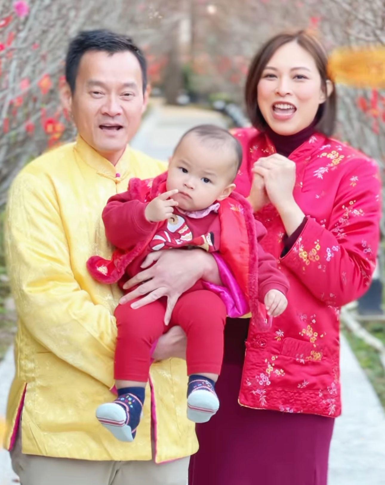 朱慧敏與老公抱囡囡溫馨拜年。