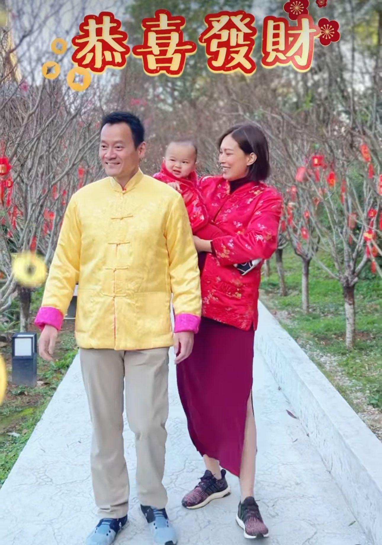 朱慧敏與老公及囡囡溫馨拜年。