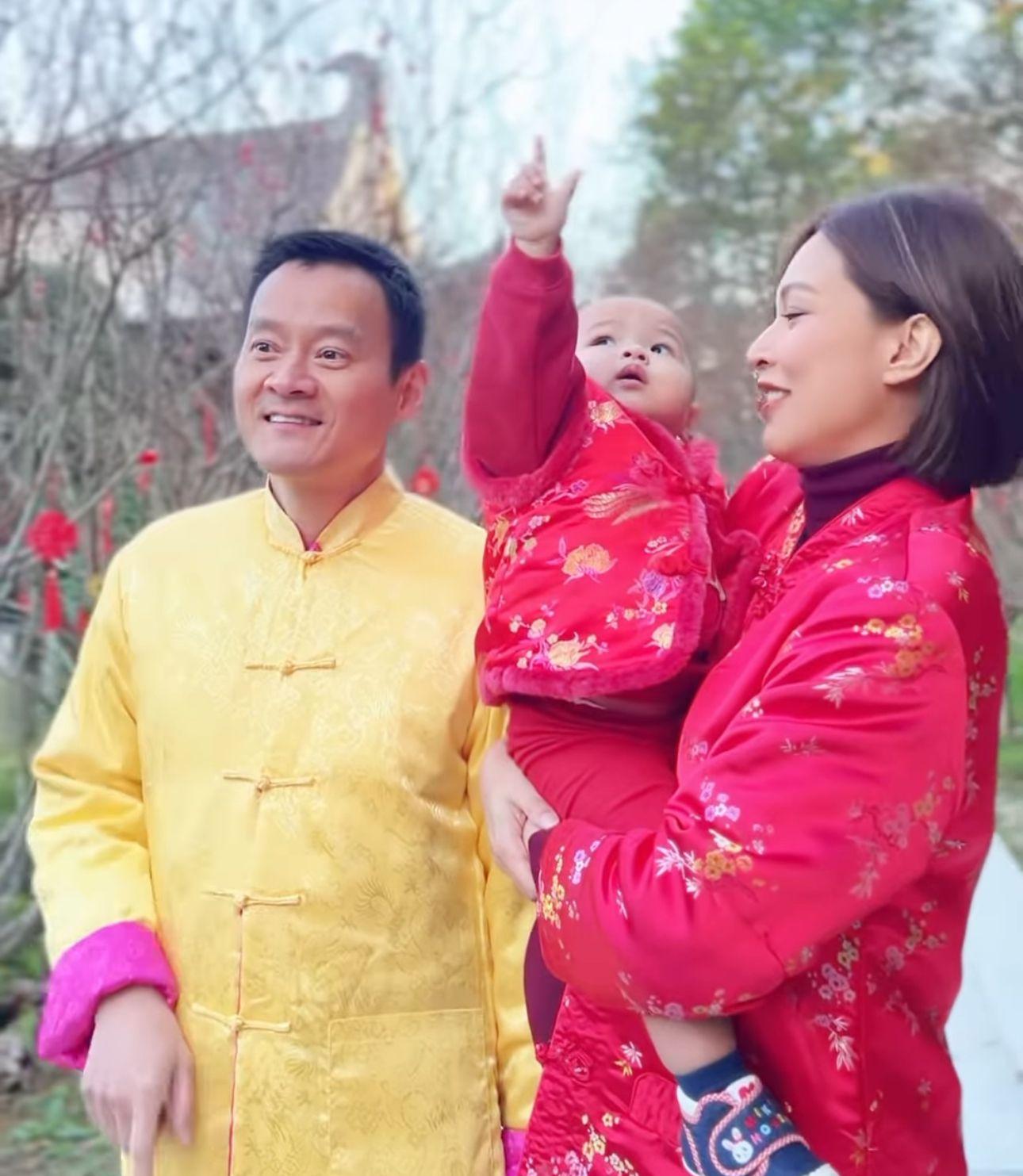 朱慧敏與老公抱囡囡溫馨拜年。