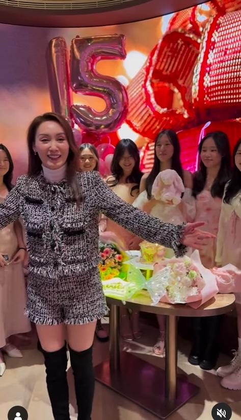 郭可盈帶頭領唱生日歌。