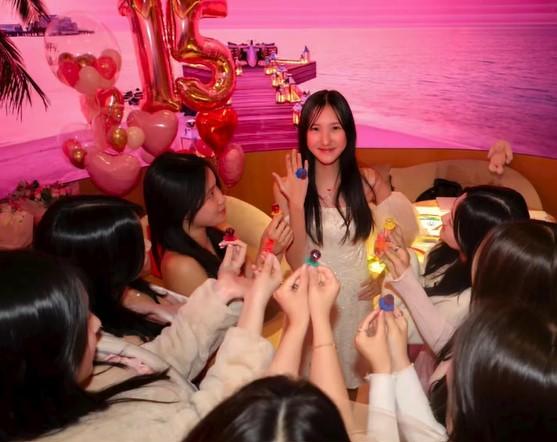 Tania十分幸福,一大班朋友與她慶生。