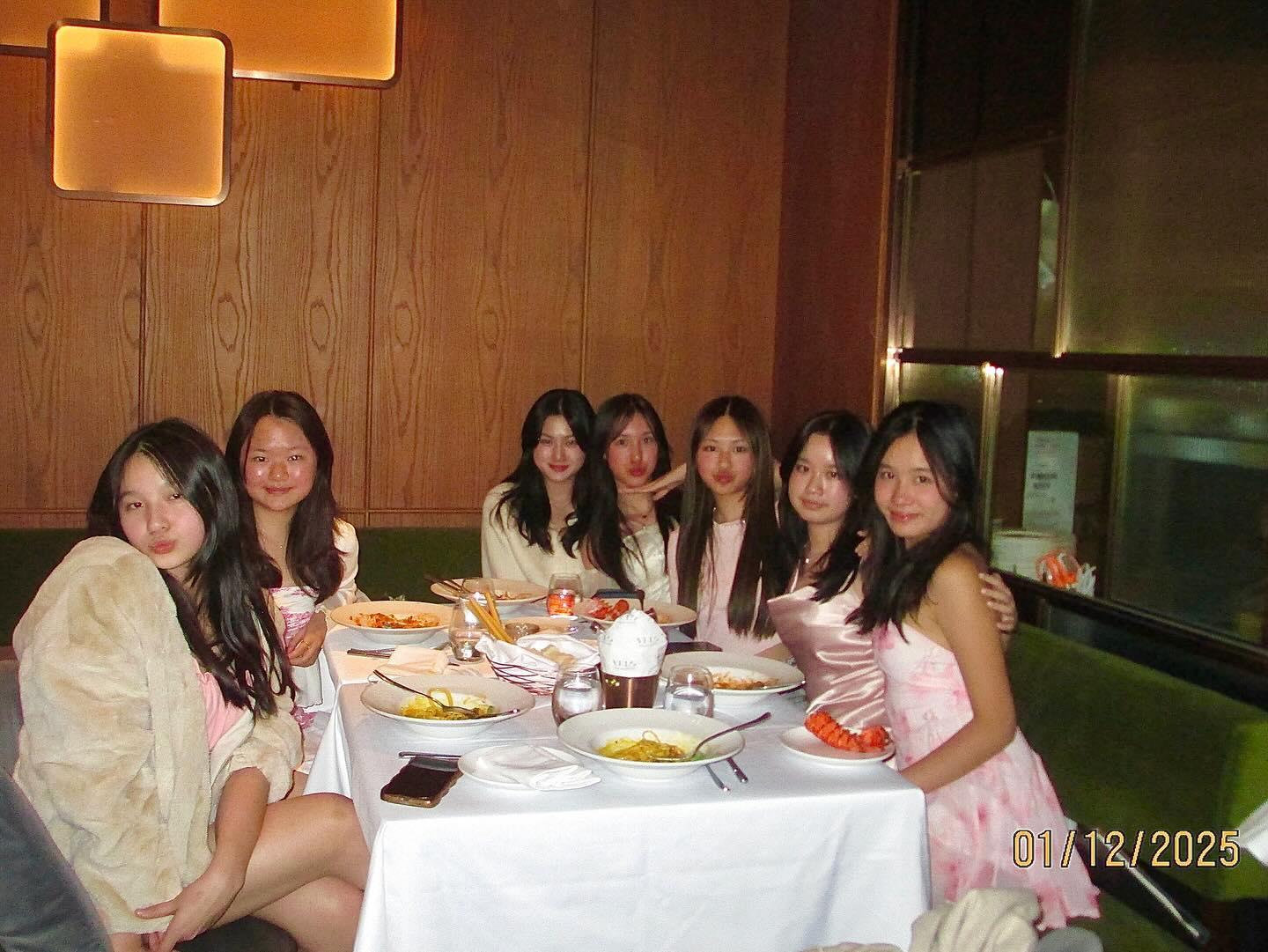 人緣甚佳的Tania,一大班朋友為她慶祝生日。