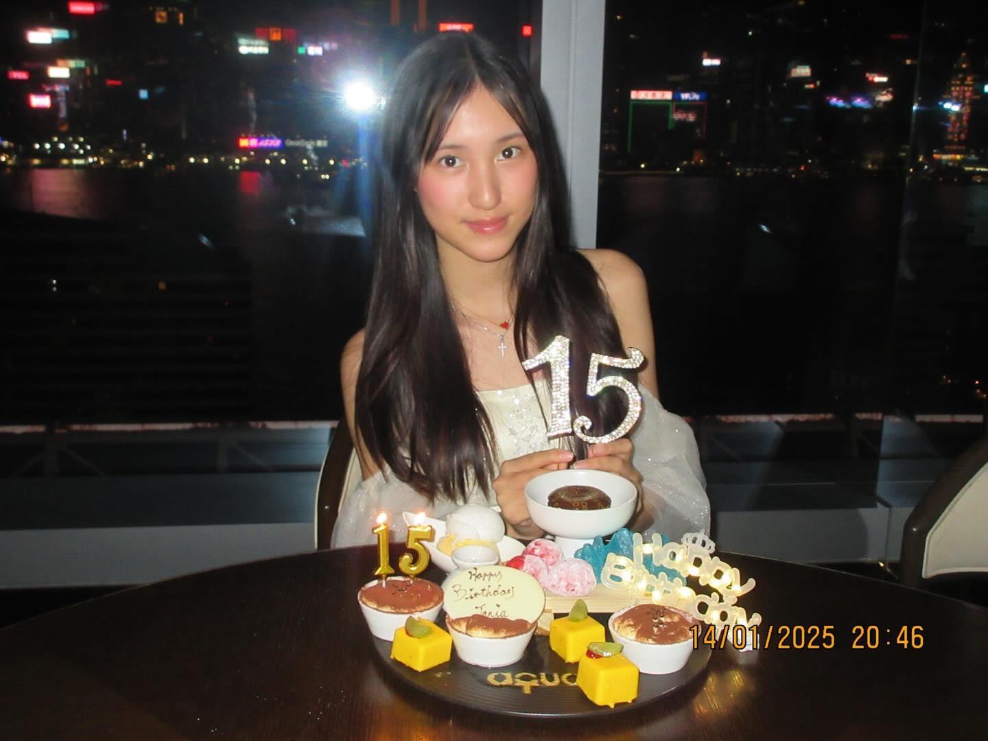 在15歲生日小蛋糕前留影。