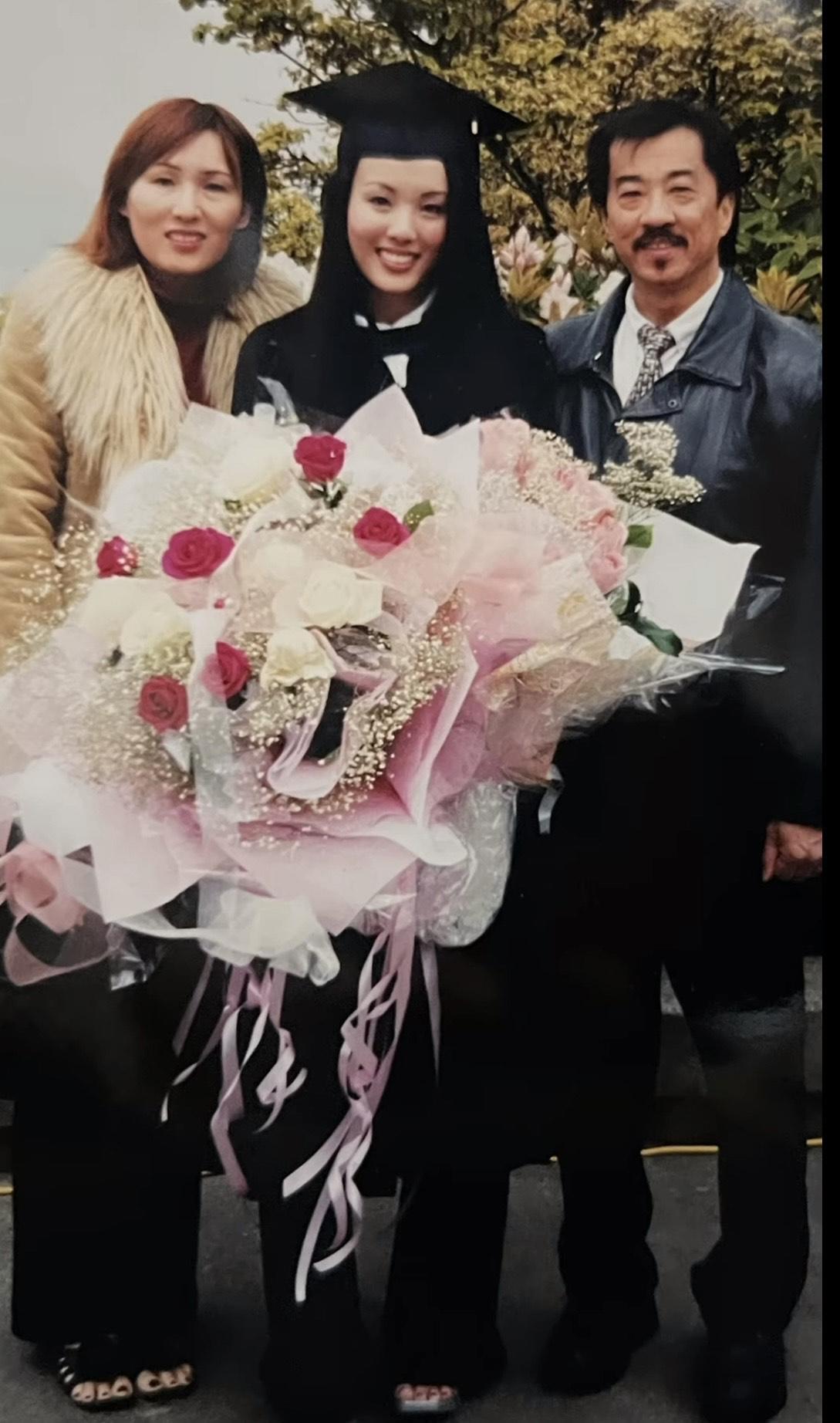 楊洛婷爸爸加拿大離世 。