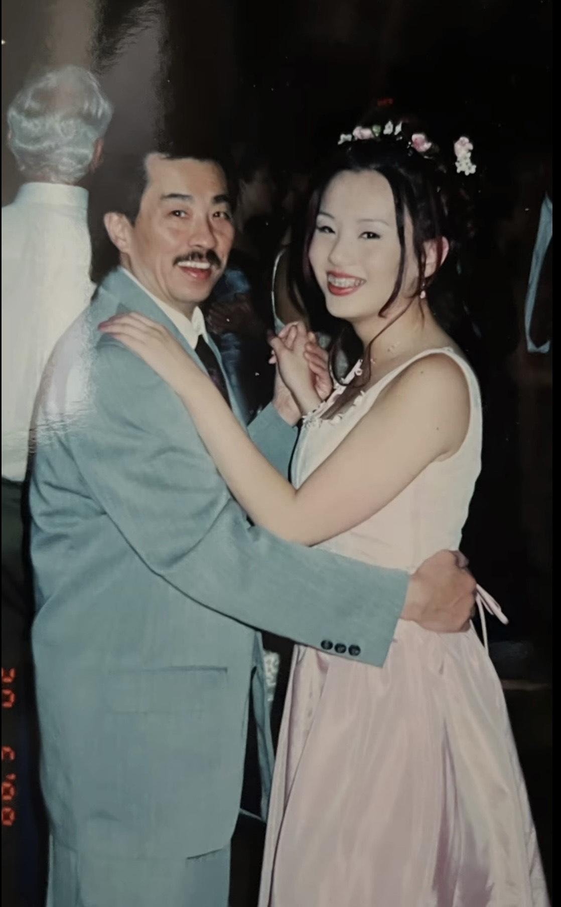 楊洛婷貼父女合照悼念。