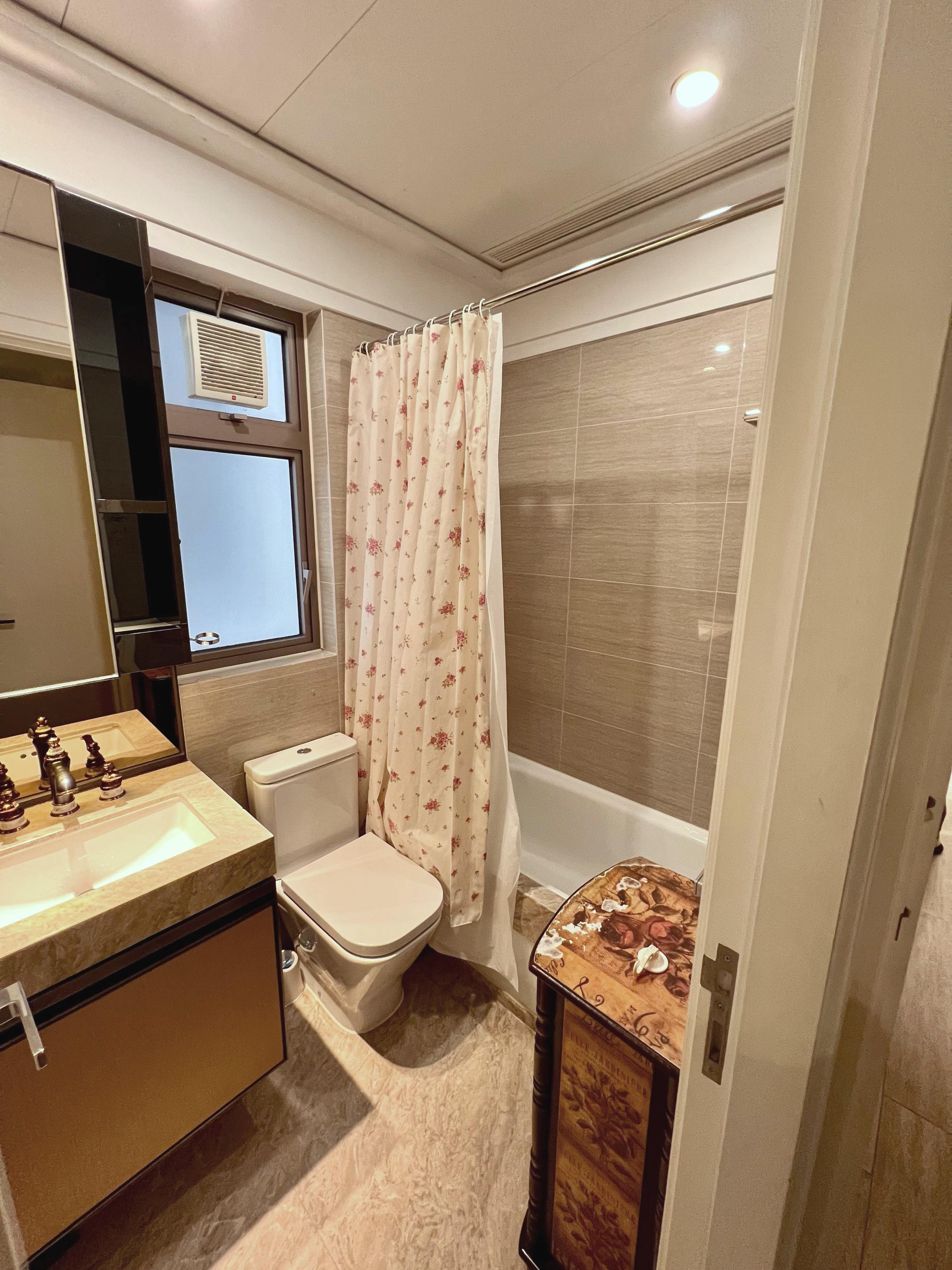 主人套房的浴室為光廁,面積不細小。