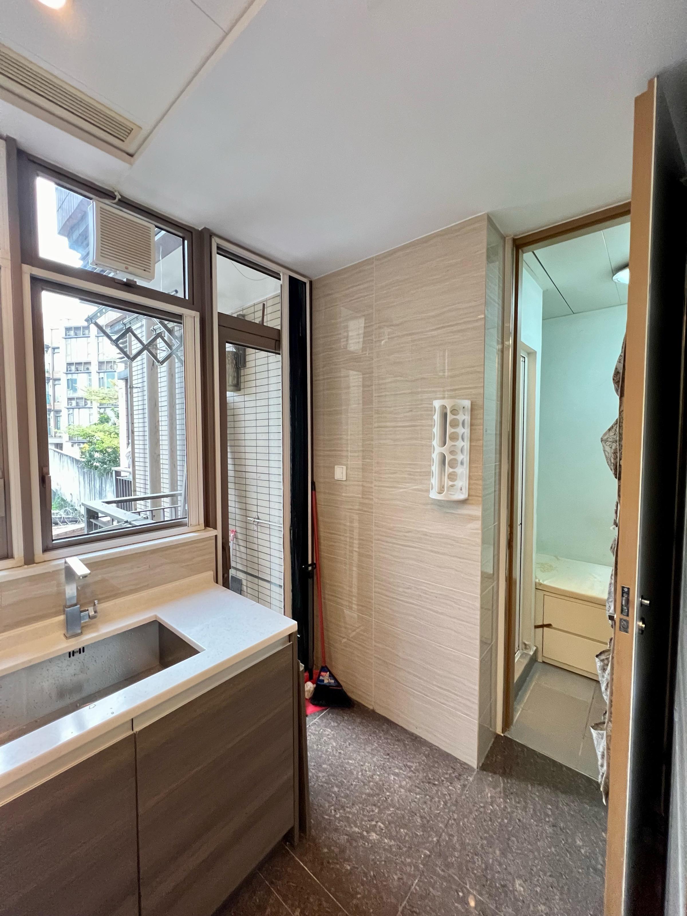 廚房空間大,並設有工人房及小露台。