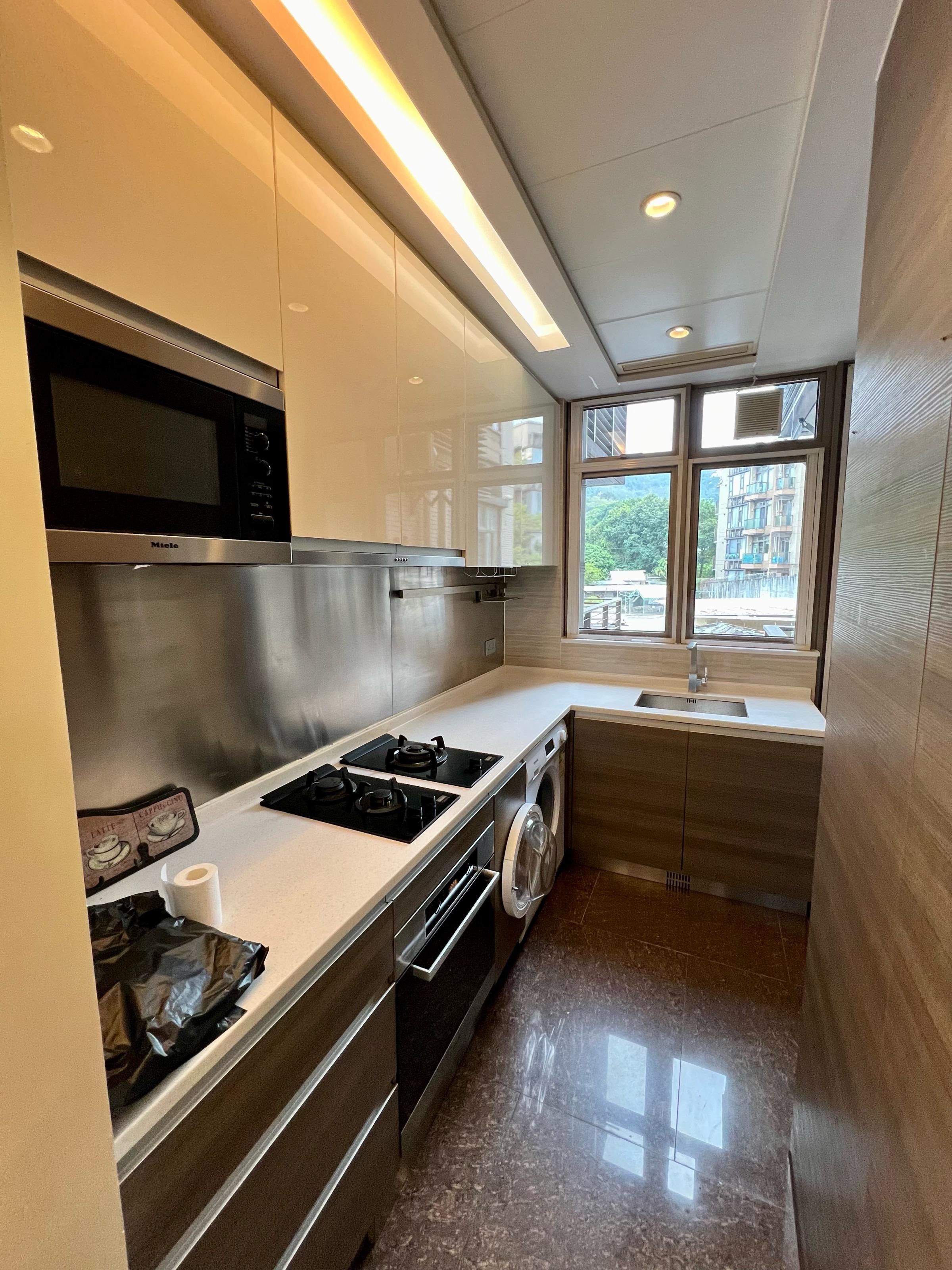 大而長的廚房,備餐空間多。