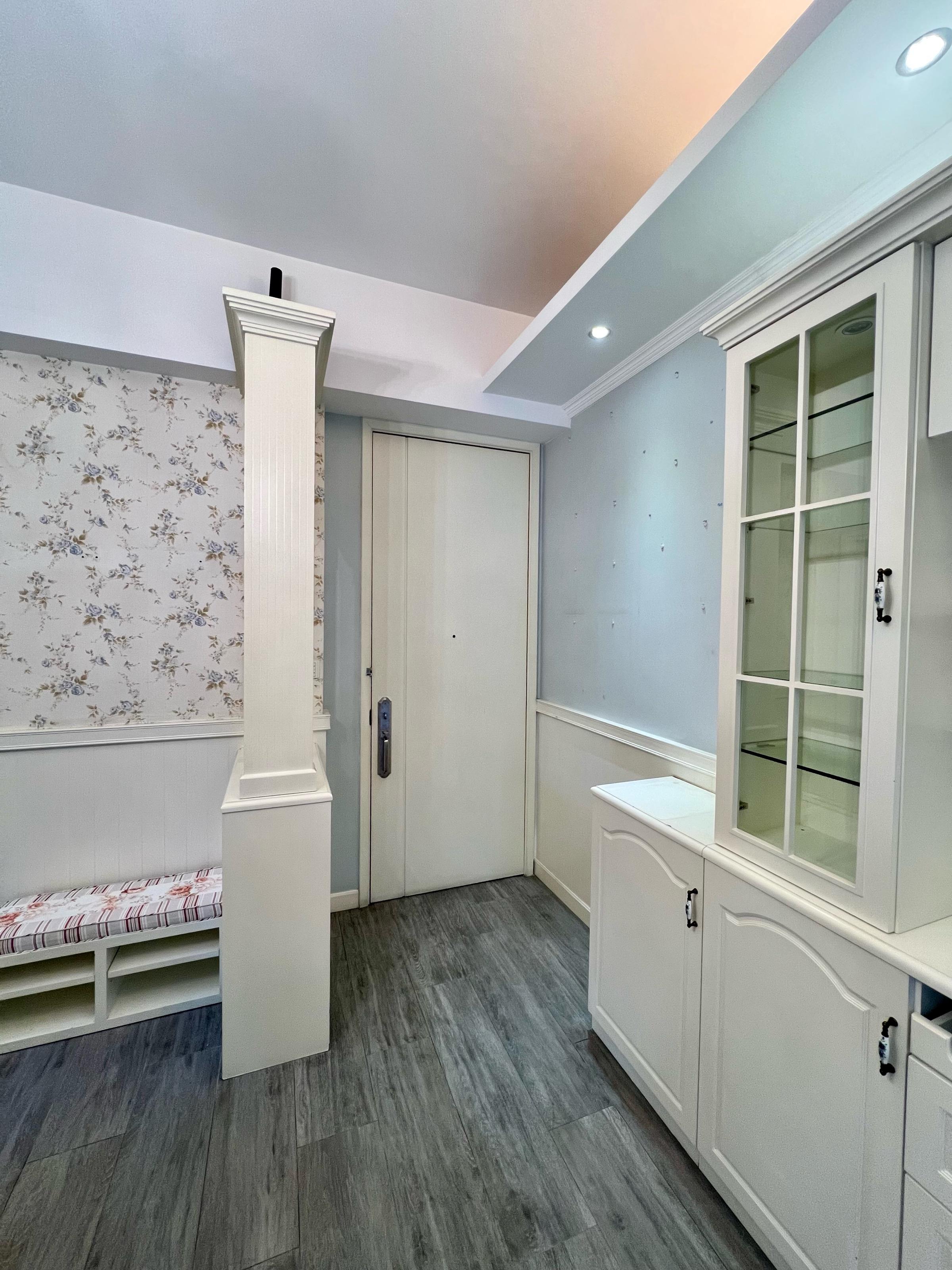 玄關以歐陸風屏風櫃作分隔,配以碎花牆紙點綴,新淨度高。