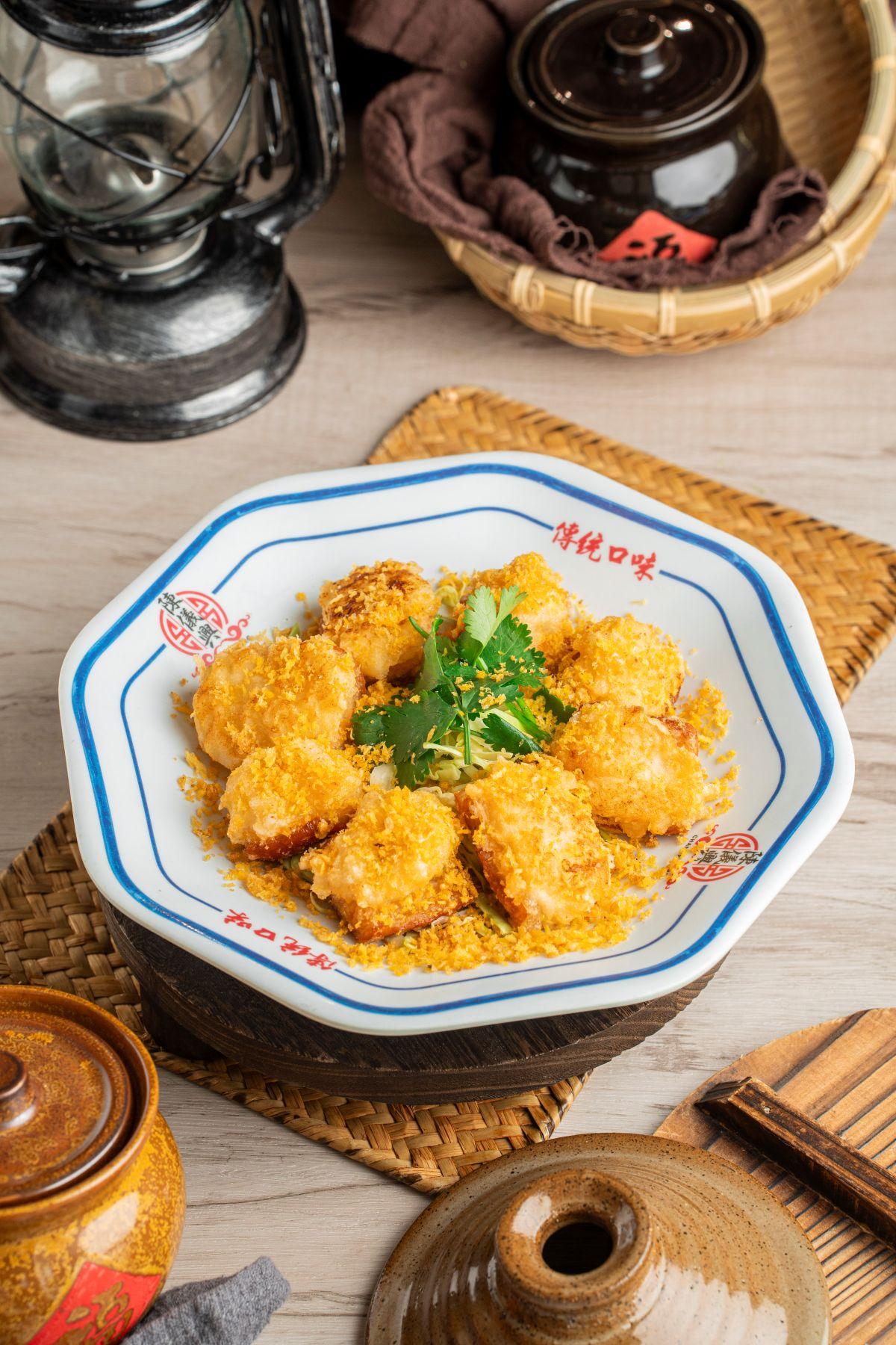 百花⿑放(百花⼤腸)$118 將⾃家製⼿打墨⿂滑釀入新鮮⼤腸油炸,外脆內彈牙。