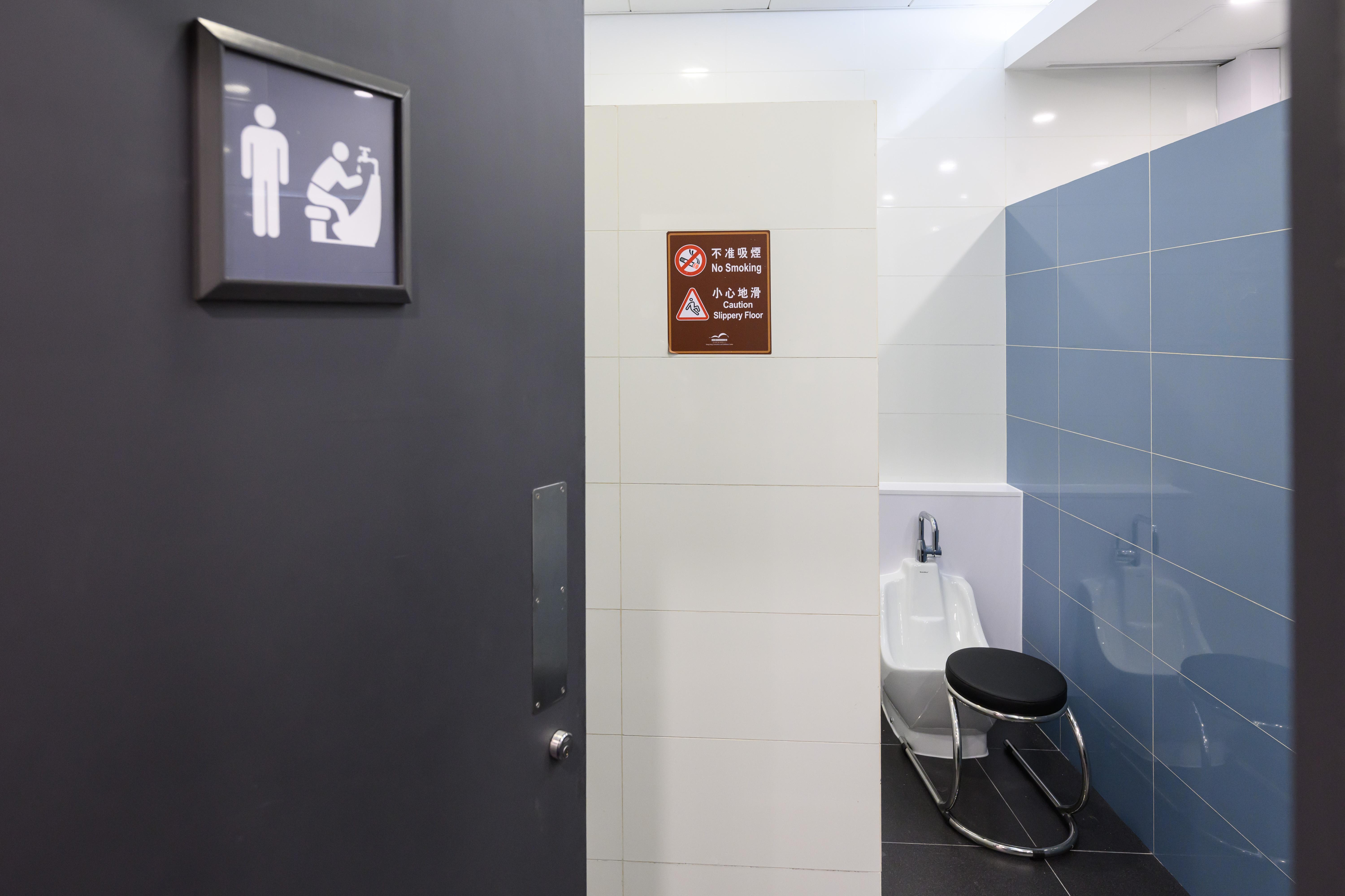 祈禱室附近的洗手間內添置友善用水設施,包括洗腳器及小水龍頭。(會展公司提供)