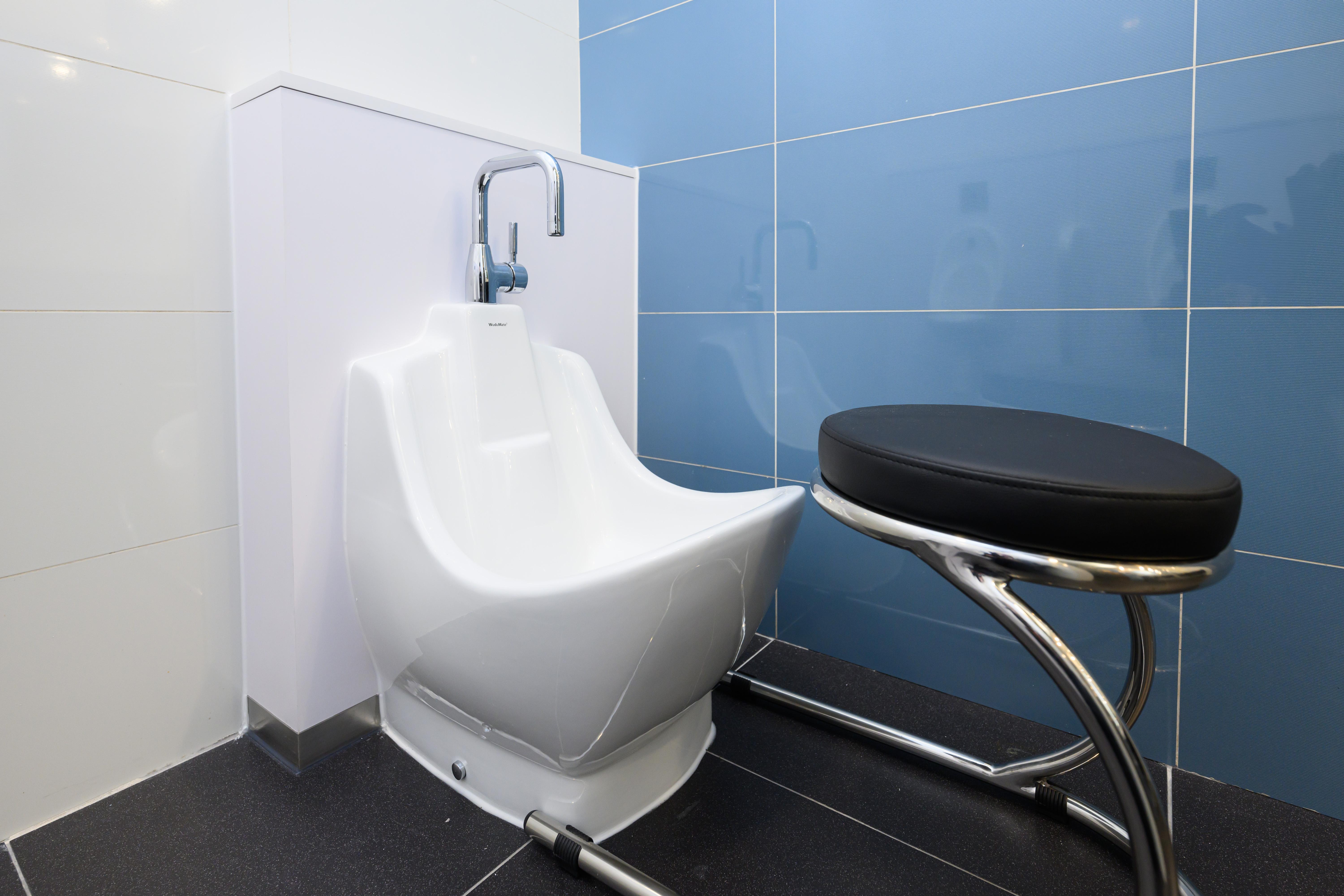 祈禱室附近的洗手間內添置友善用水設施,包括洗腳器及小水龍頭。(會展公司提供)