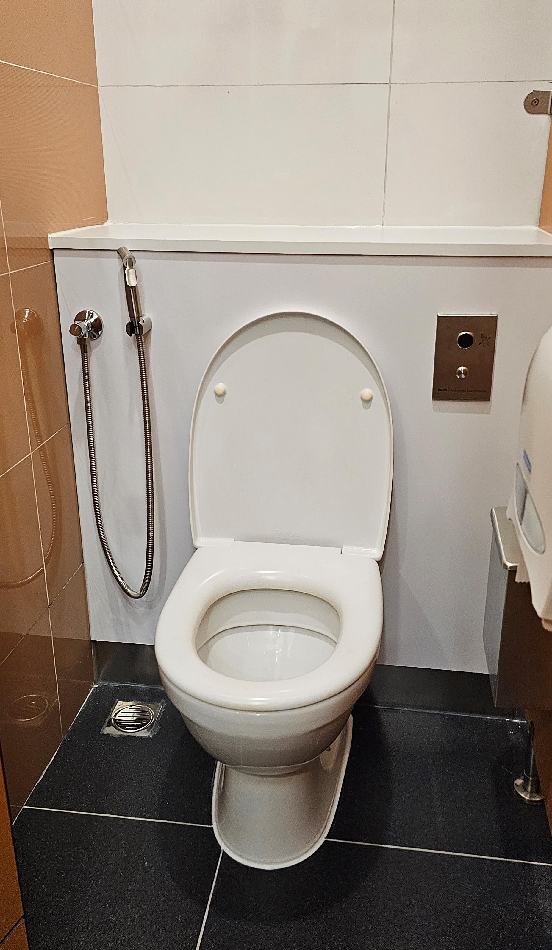 祈禱室附近的洗手間內添置友善用水設施,包括洗腳器及小水龍頭。(會展公司提供)