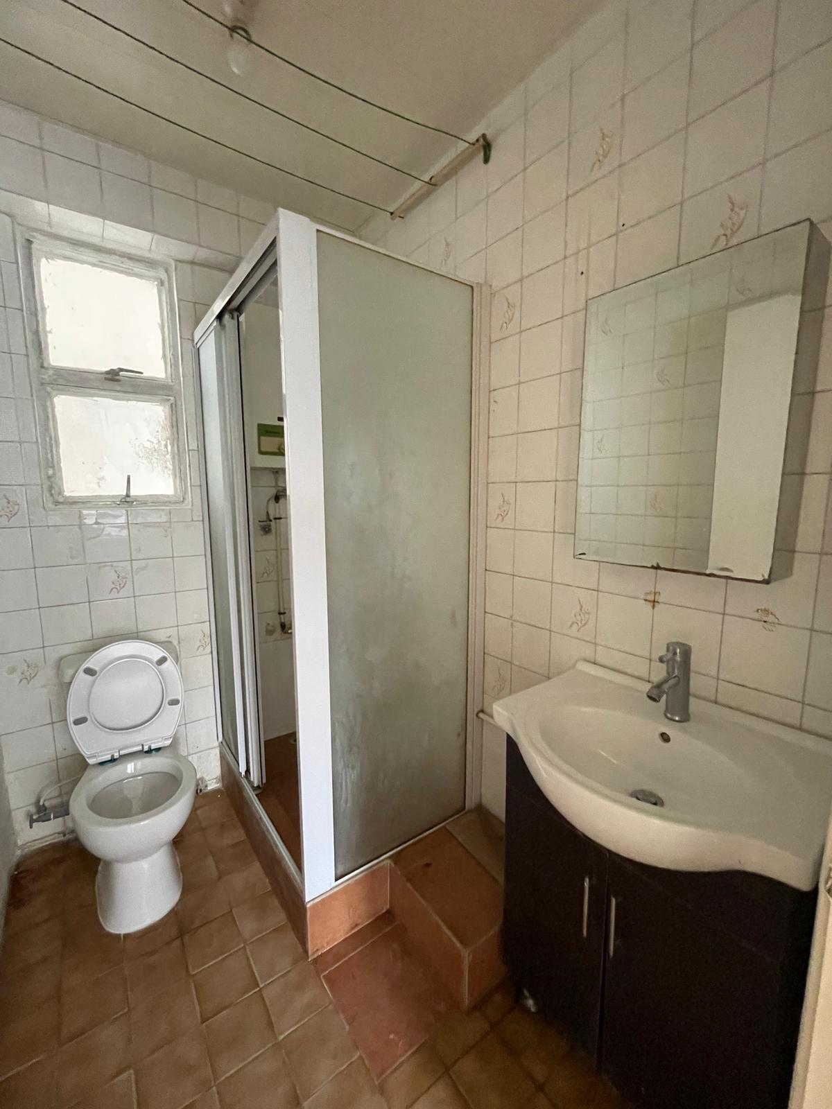 浴室裝修略舊,勝在面積大。