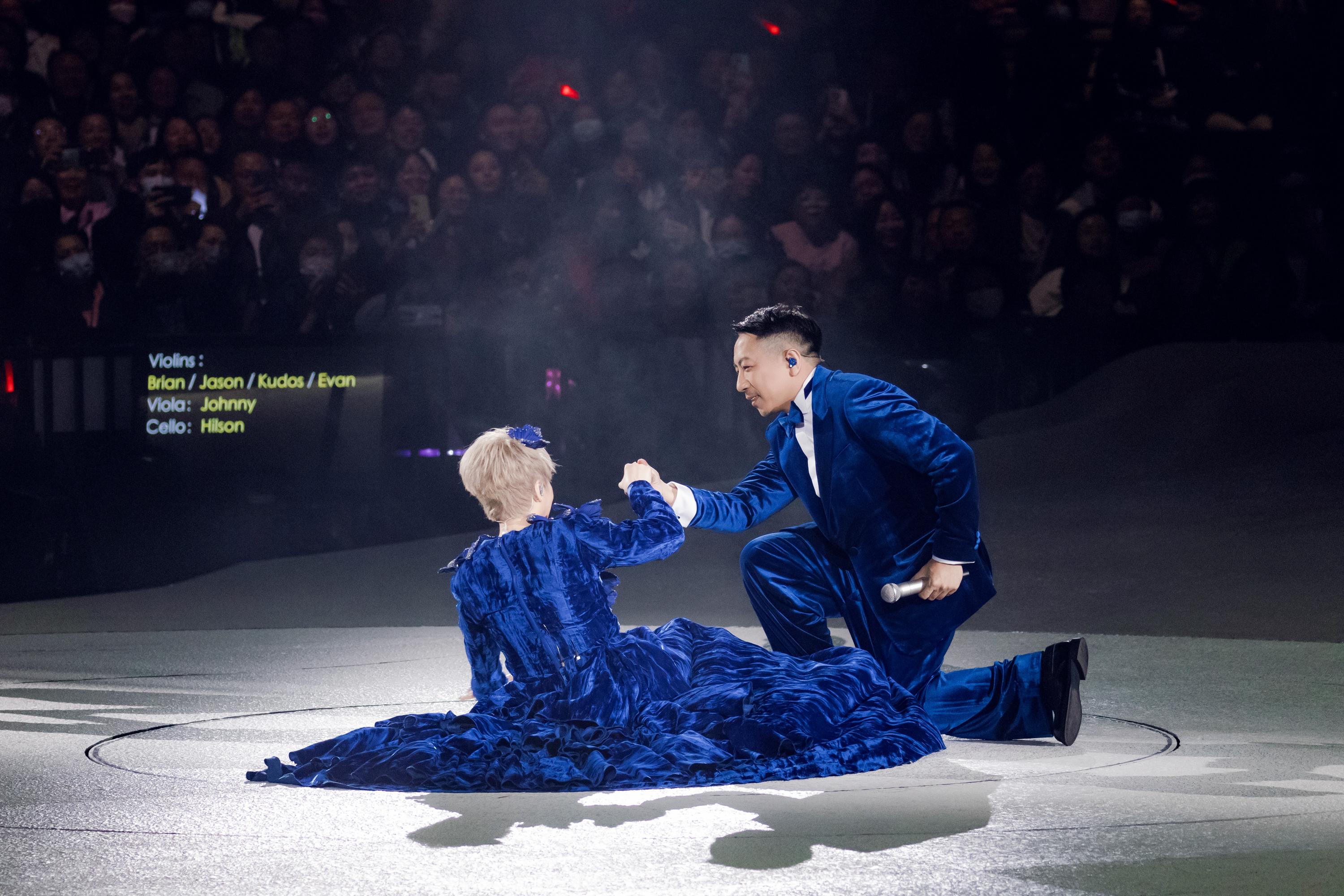 陳慧嫻因為公主裙太重加上高跟鞋疑踩裙腳,在頭場不小心跌親。