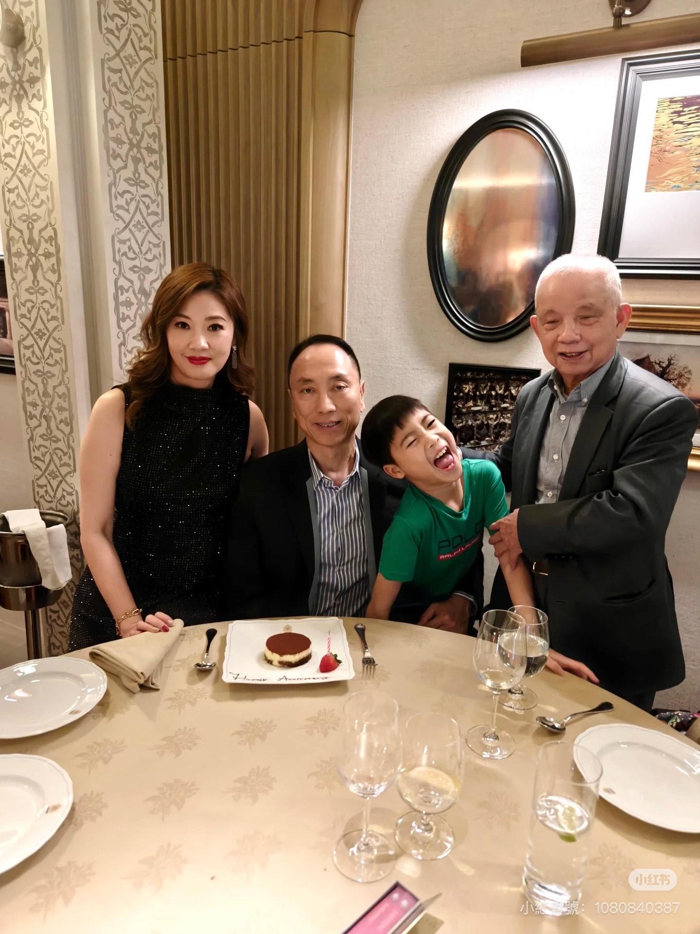 翁嘉穗曬結婚26周年合照明艷照人。