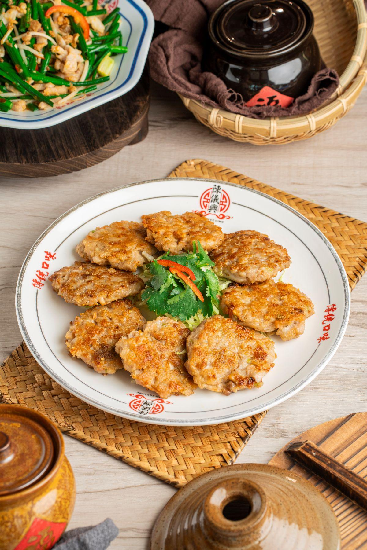 鹹⿂主題菜式:耐⼈尋味(鹹⿂蓉蓮藕煎⾁餅)$108