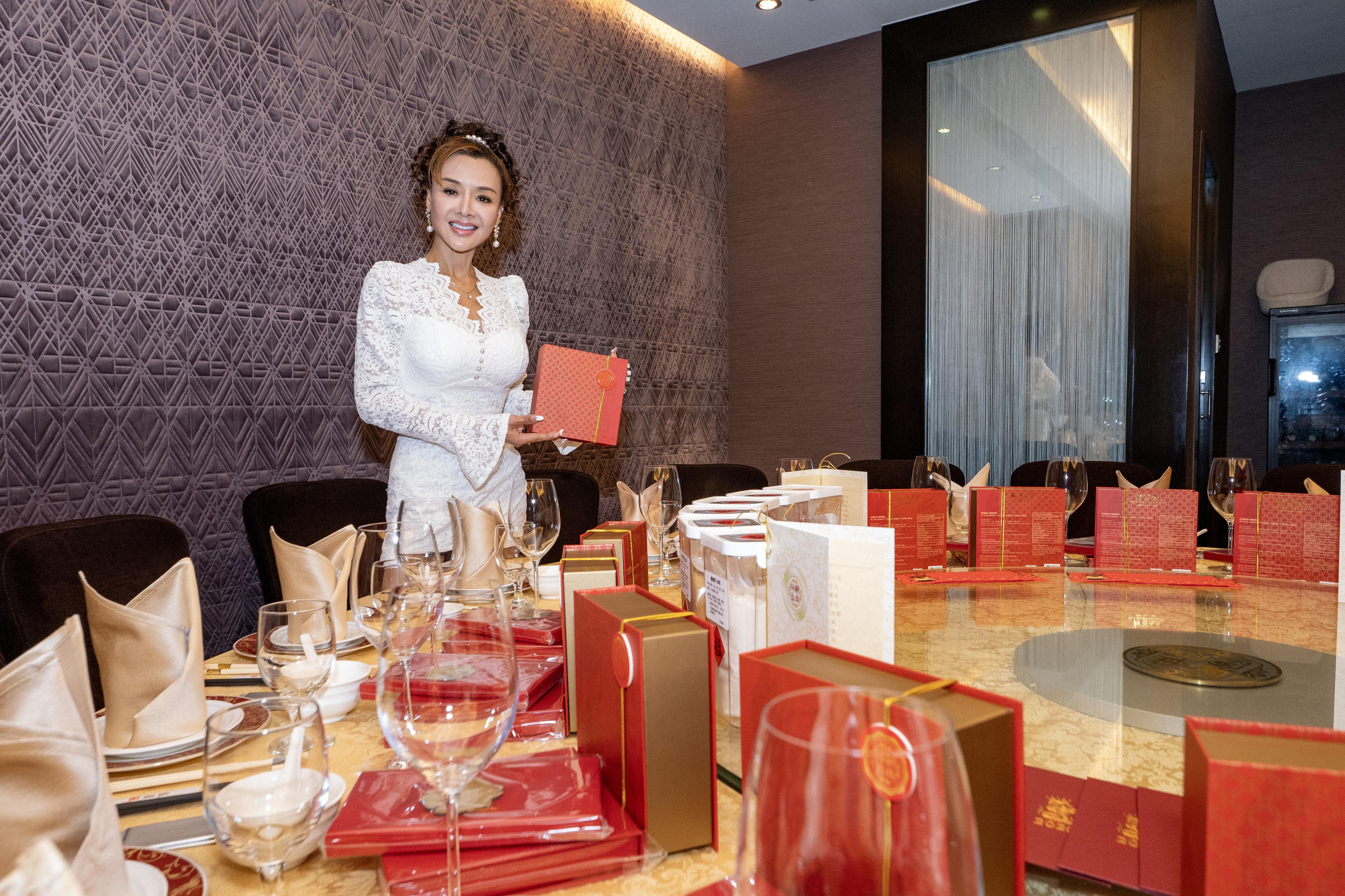 葉子楣預備好給每位賓客一人一封利是。