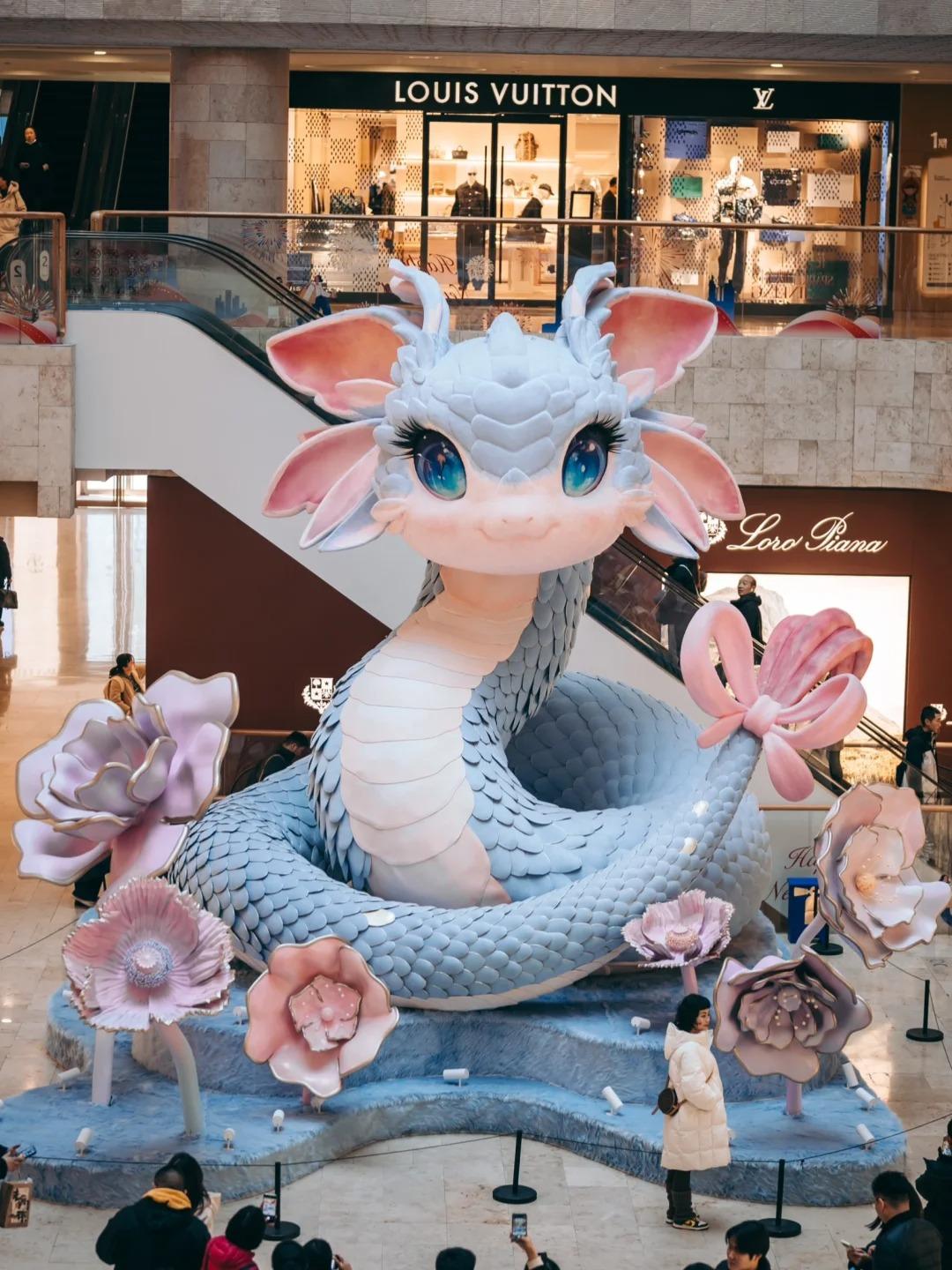南京德基廣場蛇年吉祥物之「萌蛇夢蝶」,因擁有超高「顔值」,而在網上引起熱議。(圖片來源:南京攝影拾貳桑@小紅書)