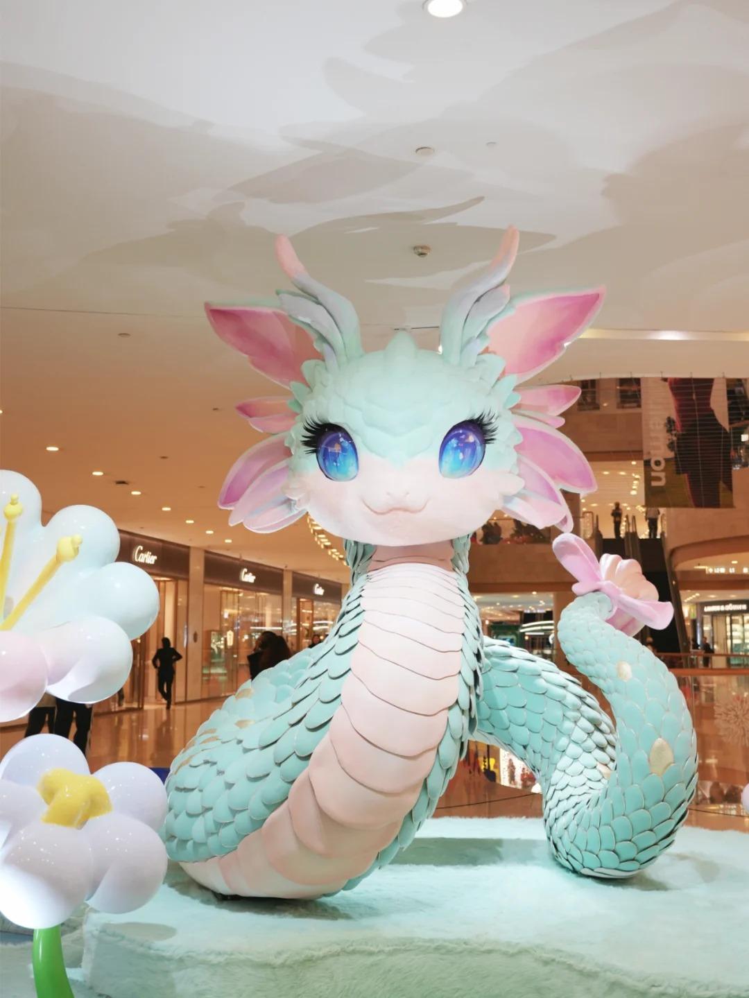 南京德基廣場蛇年吉祥物之「萌蛇春曉」,因擁有超高「顔值」,而在網上引起熱議。(圖片來源:Cici的旅行@小紅書)