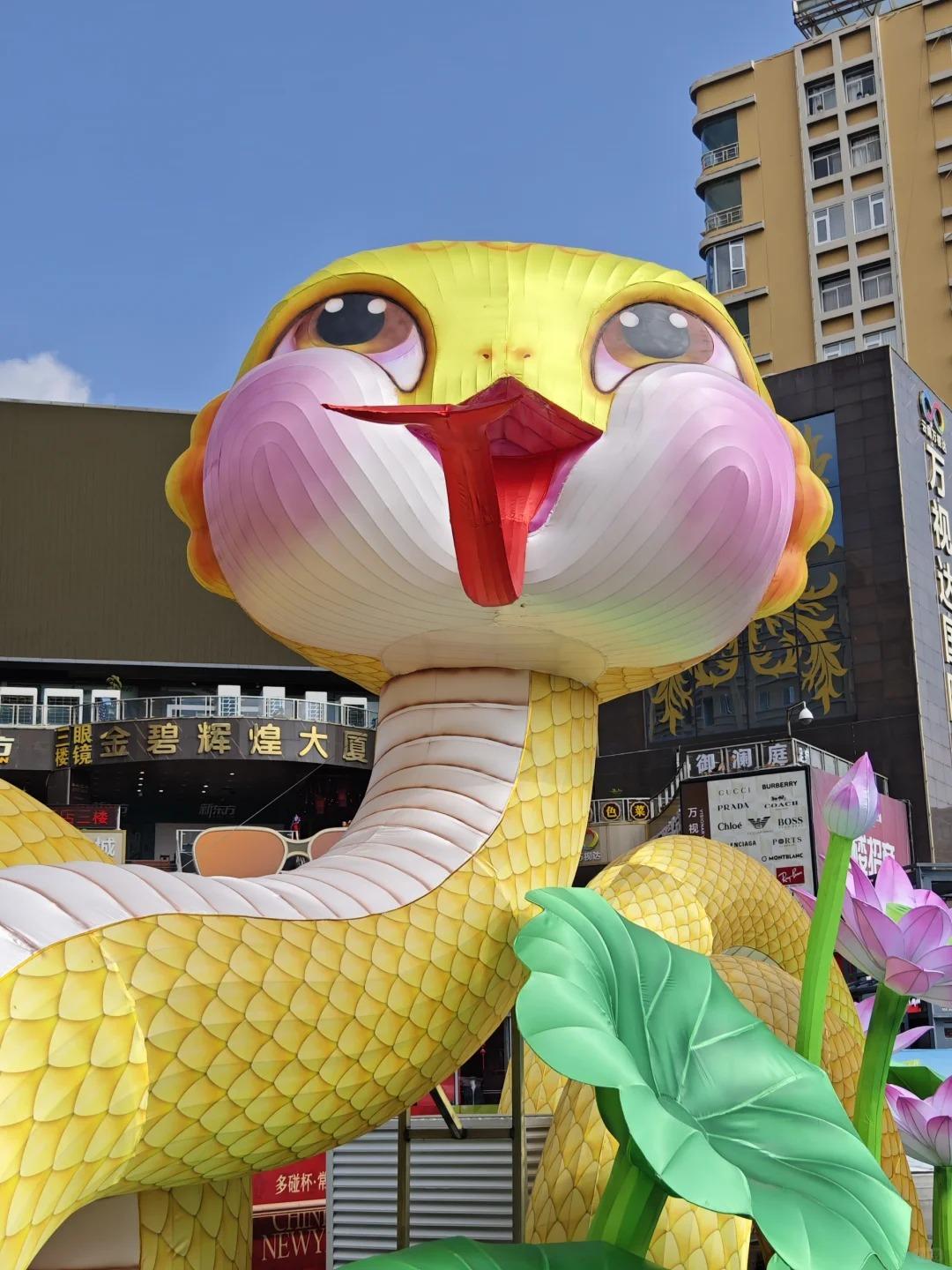 位於雲南昆明的「吐舌蛇」,因搞怪的造型被網友調侃像是吃多了毒蘑菇,有種瘋癲的美感。(圖片來源:豬豬俠是我的菜@小紅書)